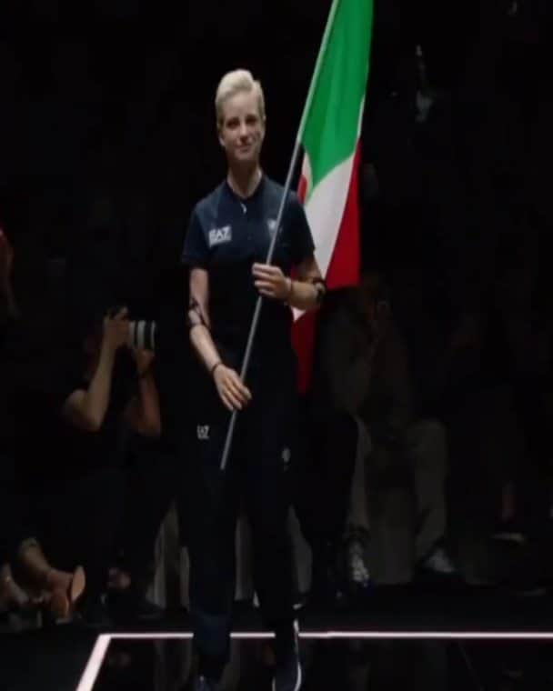 ベアトリーチェ・ヴィオのインスタグラム：「A Parigi lo stile ve lo portiamo noi 😎🤟🏻 Ecco le divise di @giorgioarmani per #ItaliaTeam alle Olimpiadi e Paralimpiadi di #Parigi2024. @emporioarmani」