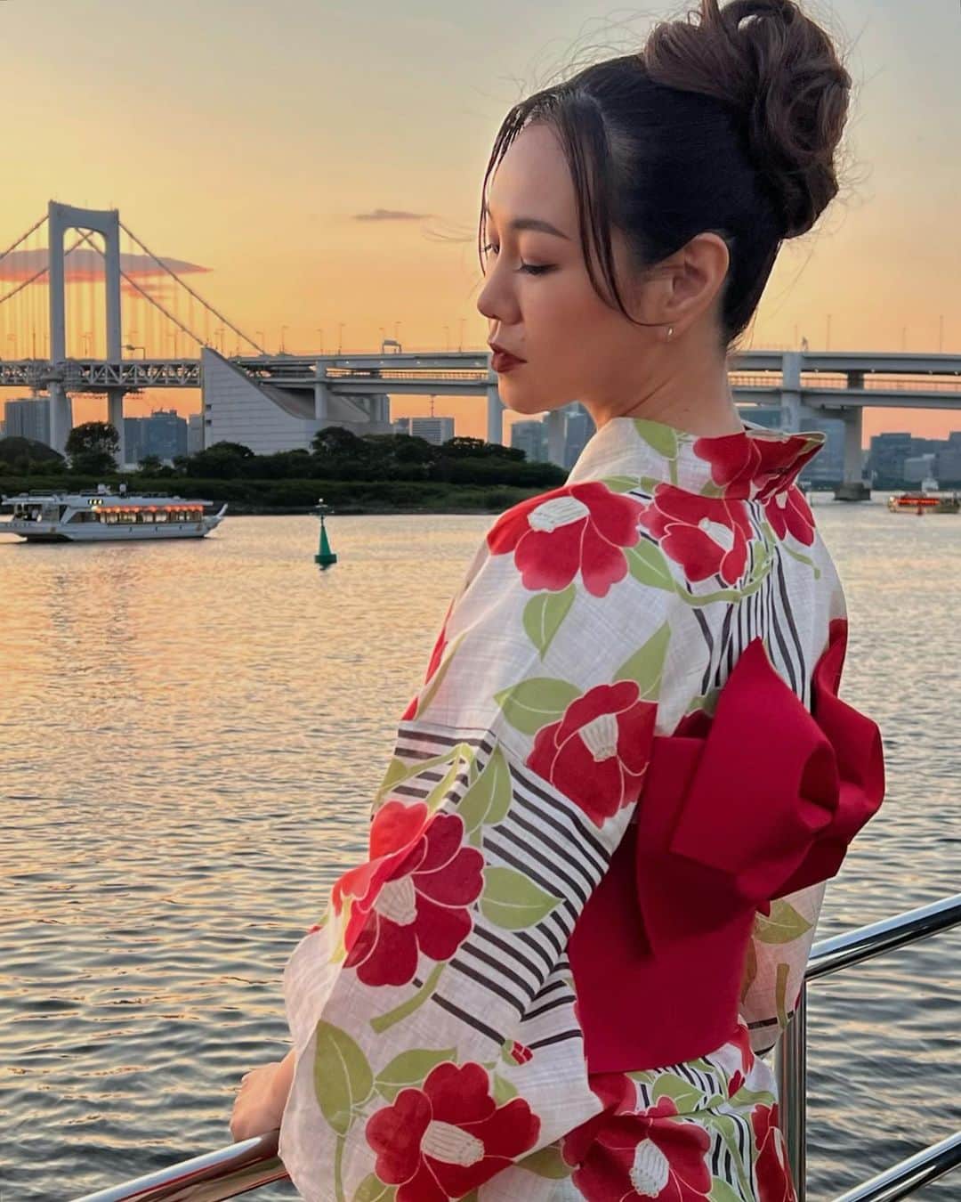 須田朱音のインスタグラム：「𝗔𝗡𝗘𝗟𝗔 𝗬𝗨𝗞𝗔𝗧𝗔  オリジナル浴衣が発売中‼︎ 今年は大人っぽく綿麻生地なので、 とっても涼しいよ🎐  私は、流れるようなストライプと 落ち着いた色の椿柄にしました♡  浴衣、結帯、下駄の3点セット 作り帯だから巻いて差すだけでとっても簡単。  お祭りや花火大会も復活して来たし、 浴衣やお着物着ると所作はもちろん。  日本の文化を感じれて普段意識出来てない、 気持ちや景色を見れてとても好き👘  @anelatokyo  #ANELATOKYO #ANELA_7th #ANELAYUKATA」