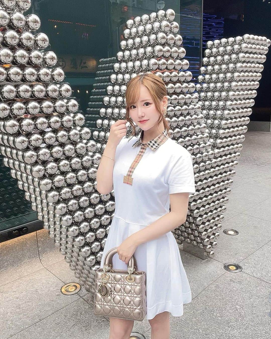 あだちまみのインスタグラム：「. 引き続き @wosakahotel での投稿♡  このBurberryのワンピース お気に入り☺️❤️  @burberry  #本日のコーデ#outfit#Burberry #ポートレート#撮影 #撮影モデル#関西被写体#インフルエンサー #ビジネス#副業#事業#女性企業#美容 #ビジョビ#ビジョスタ#女性経営者」