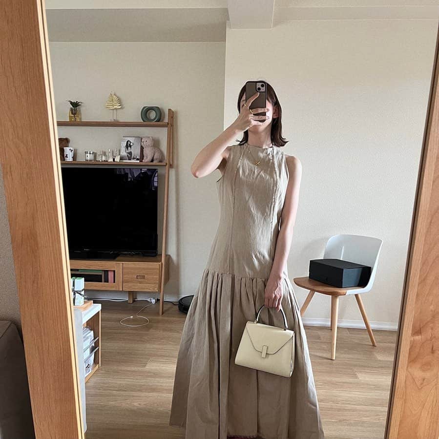のインスタグラム：「new✨ ㅤㅤㅤㅤㅤㅤㅤㅤㅤㅤㅤㅤㅤ リネンブレンドローギャザーワンピース @anuans.official  私はベージュカラーのSサイズ。 おでかけや旅行先にぴったりの夏ワンピ。 低めの位置で切り替えたローウエストは 大人っぽく上品な印象に🍉 アメリカンスリーブは今季のトレンド！ 可愛くてお気に入り🫶🏻 ㅤㅤㅤㅤㅤㅤㅤㅤㅤㅤㅤㅤㅤ #anuans #アニュアンス #夏コーデ #夏ワンピ  #bag #valextra #anuans_2023ss #低身長コーデ #骨格ウェーブ #30代コーデ」