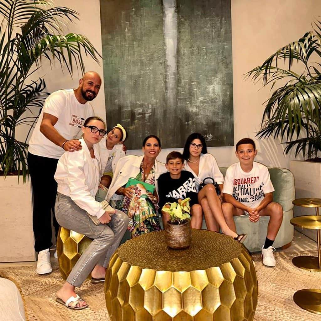 ホセ・マヌエル・レイナのインスタグラム：「Maravillosos días en familia, disfrutando y descansando 👏🏼❤️ #VacationModeON #FamilyFirst」