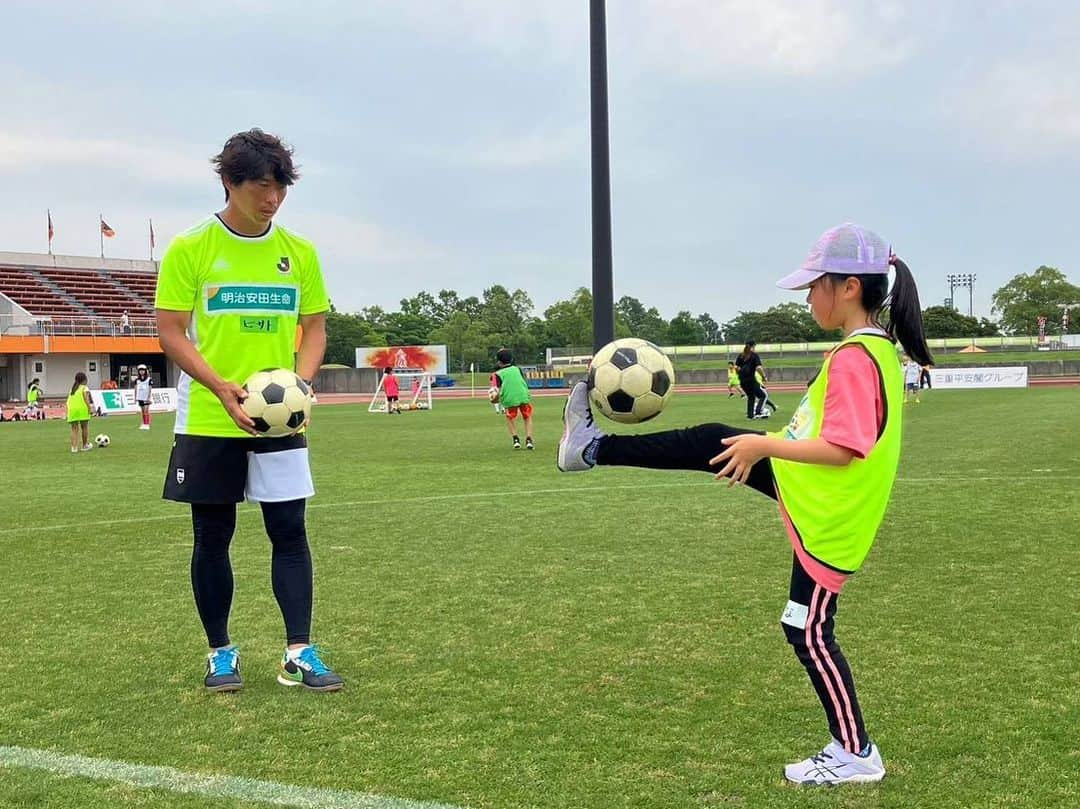 佐藤寿人さんのインスタグラム写真 - (佐藤寿人Instagram)「明治安田生命Presents Jリーグ MYサッカー教室  今シーズン最初は四日市支社さま  JFL、ヴィアティン三重vs沖縄SVの試合前にLA・PITA東員スタジアムで開催  ヴィアティン三重のクラブスタッフの方々にもご協力頂きました  小学一年生から六年生まで、普段サッカーをやっている子もサッカー未経験の子も、元気よくプレーしてくれました  中にはグランパスのシャツを着た子も何人かいて嬉しかったです  今シーズンも、明治安田生命さまと共に、全国にいるたくさんの子供たちにサッカーの楽しさを伝えていきたいと思います⚽️  #明治安田生命 #四日市支社 #Jリーグ #MYサッカー教室  #J-OB #Jリーグ選手OB会 #佐藤寿人 #中尾康二 #北村知隆 #清水航平 #SOCCER #FOOTBALL」6月18日 19時48分 - hisato_sato11official