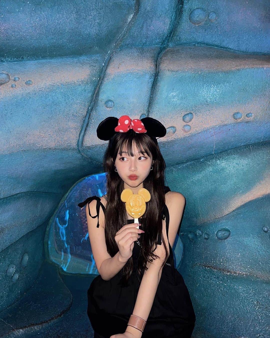 すずのインスタグラム：「🧜‍♀️🪸  久しぶりにSea~ この日めっちゃ暑かった🥵  キャミワンピはsuzuOriginalです🩶 ほんっっとに可愛いからまっててね~💎  #DisneySea#ディズニーコーデ」
