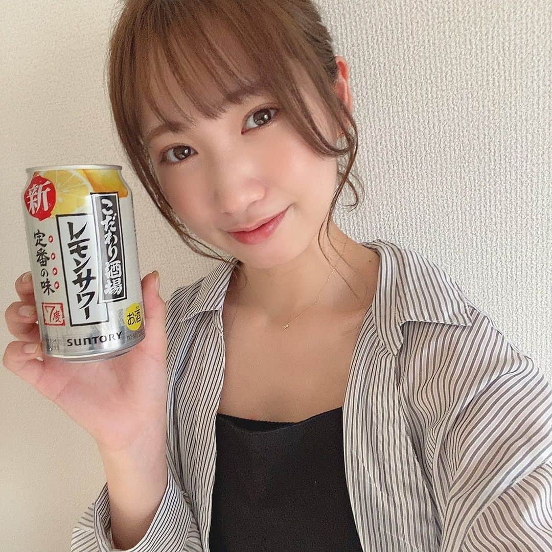 上野優華のインスタグラム：「本日からオンエアされている、サントリー「こだわり酒場のレモンサワー」新CMで歌唱させていただきました！！！！🍋✨🥂𓈒𓏸︎︎︎︎  TUBEさんの名曲「シーズン・イン・ザ・サン」を歌っています！！その声私です() ぜひチェックしてね！  #こだわり酒場のレモンサワー #レモンサワー #CM #CMソング #🍋」