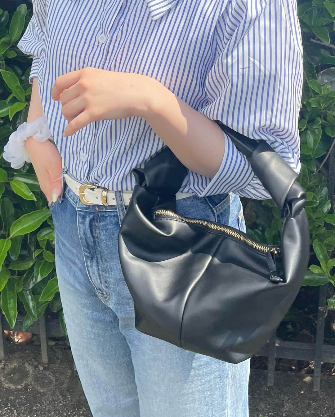 町田恵里那さんのインスタグラム写真 - (町田恵里那Instagram)「☁︎☽ コ ロ ン と し た 形 が 可 愛 い 黒 バ ッ グ 🐈‍⬛🖤 ⁡ ⁡ 持 ち 手 に も ひ と 癖 あ っ て 手 元 だ け で も 映 え る ア イ テ 厶 🫶🏻💖 ⁡ ⁡ 中 に 内 ポ ケ ッ ト も つ い て る か ら 便 利 だ よ 〜〜(⸝⸝⸝ᵒ̴̶̷̥́ ᵕ ก̀⸝⸝⸝)ෆ！！ ⁡ ⁡ ⁡ ⁡ ⁡ ⁡ ⁡ ⁡ ⁡ ⁡ ⁡ ⁡ ⁡」6月18日 20時03分 - machida_erina122