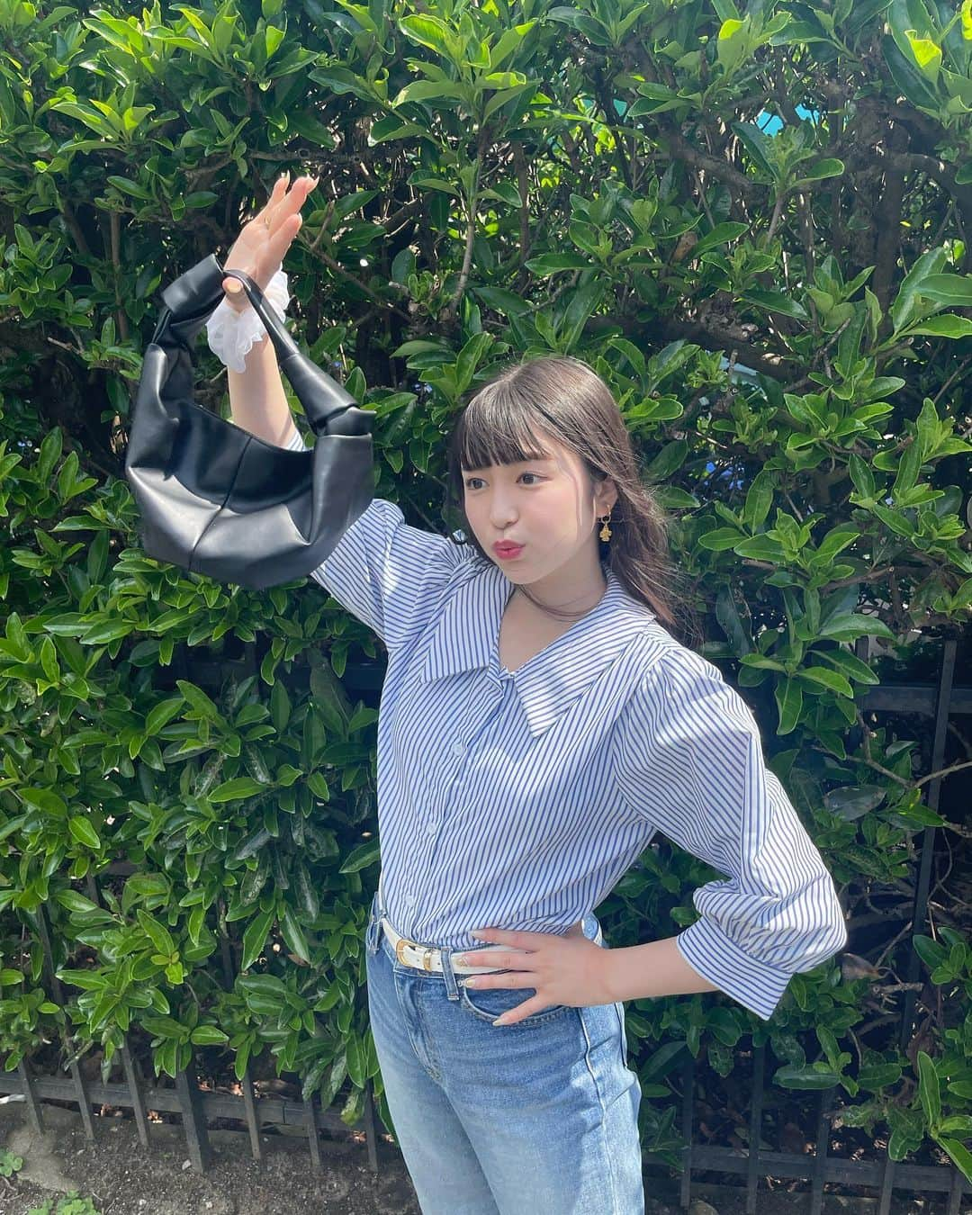 町田恵里那さんのインスタグラム写真 - (町田恵里那Instagram)「☁︎☽ コ ロ ン と し た 形 が 可 愛 い 黒 バ ッ グ 🐈‍⬛🖤 ⁡ ⁡ 持 ち 手 に も ひ と 癖 あ っ て 手 元 だ け で も 映 え る ア イ テ 厶 🫶🏻💖 ⁡ ⁡ 中 に 内 ポ ケ ッ ト も つ い て る か ら 便 利 だ よ 〜〜(⸝⸝⸝ᵒ̴̶̷̥́ ᵕ ก̀⸝⸝⸝)ෆ！！ ⁡ ⁡ ⁡ ⁡ ⁡ ⁡ ⁡ ⁡ ⁡ ⁡ ⁡ ⁡ ⁡」6月18日 20時03分 - machida_erina122