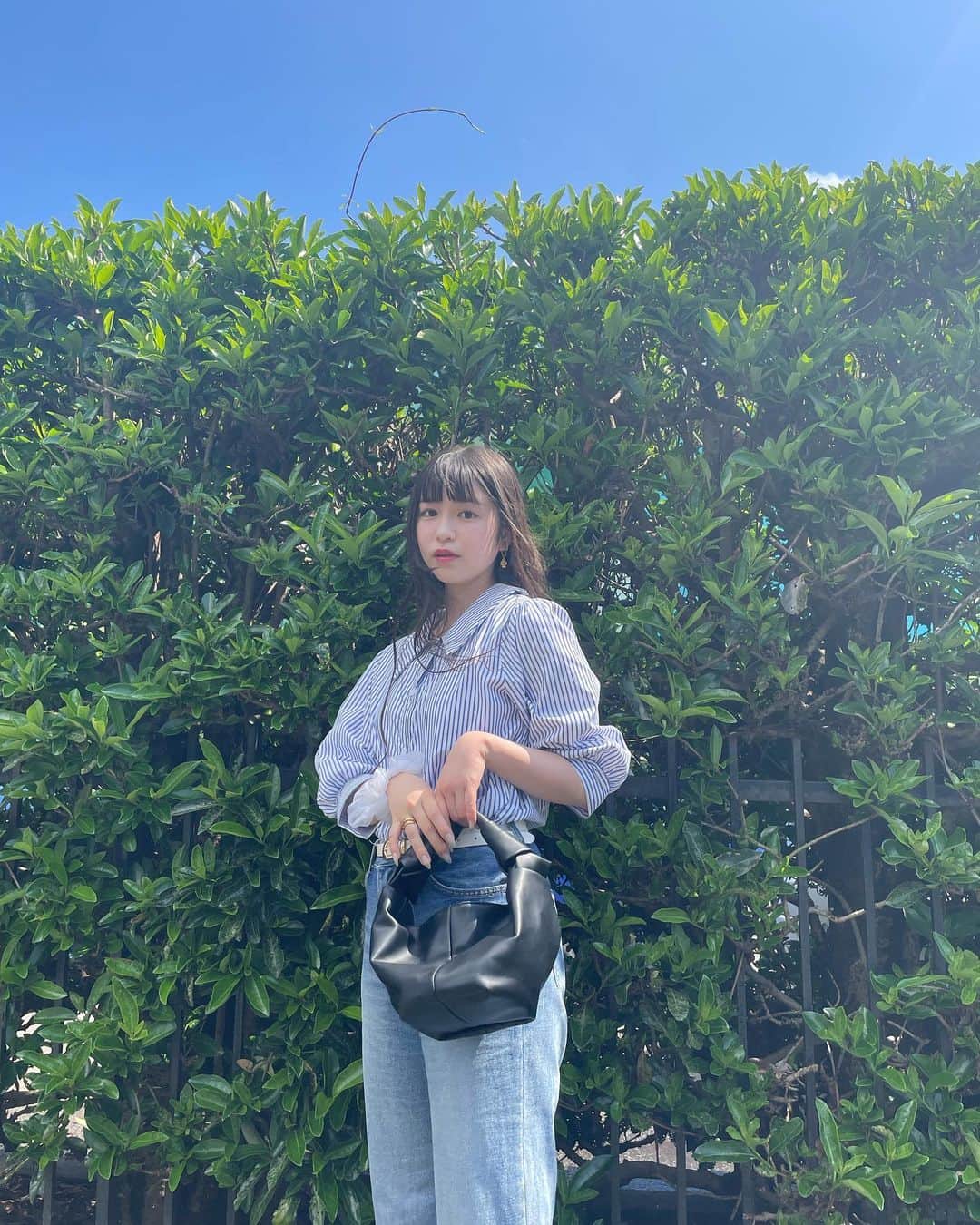 町田恵里那のインスタグラム：「☁︎☽ コ ロ ン と し た 形 が 可 愛 い 黒 バ ッ グ 🐈‍⬛🖤 ⁡ ⁡ 持 ち 手 に も ひ と 癖 あ っ て 手 元 だ け で も 映 え る ア イ テ 厶 🫶🏻💖 ⁡ ⁡ 中 に 内 ポ ケ ッ ト も つ い て る か ら 便 利 だ よ 〜〜(⸝⸝⸝ᵒ̴̶̷̥́ ᵕ ก̀⸝⸝⸝)ෆ！！ ⁡ ⁡ ⁡ ⁡ ⁡ ⁡ ⁡ ⁡ ⁡ ⁡ ⁡ ⁡ ⁡」