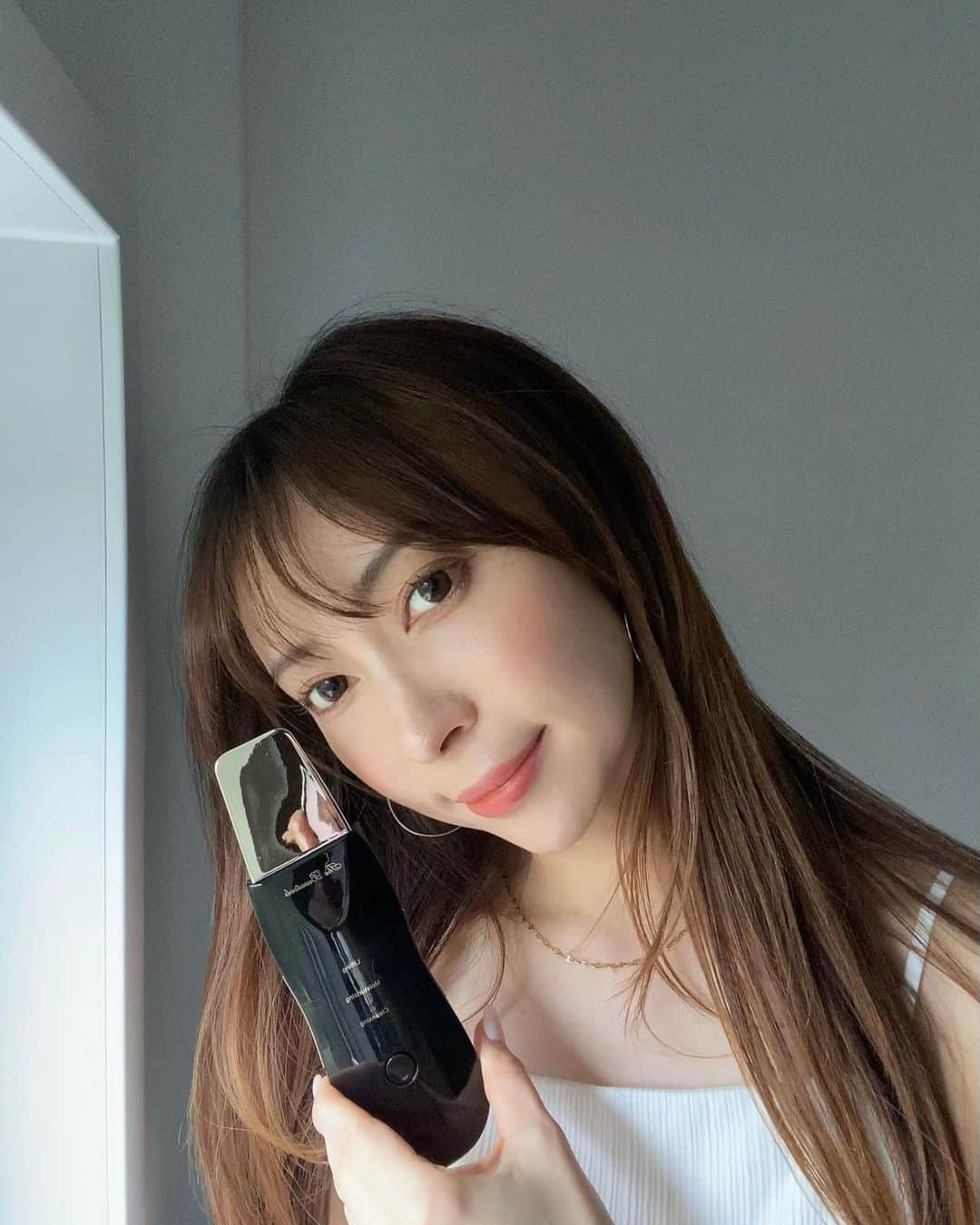 rats1316のインスタグラム：「使用してみてとっても良かったのでご紹介💁🏻‍♀️  超音波の力で毛穴の汚れを除去するウォーターピーリング機能を搭載した複合美顔器@thebeautools_japan のRocklean Premium をお試しさせてもらいました。  ウォーターピーリング、気になってはいたけど効果あるのかなと半信半疑だったんですが、使ってみてびっくり。 特に顎と小鼻の角栓が目に見えてわかるくらいにめちゃめちゃ綺麗になって、はっ⁈って声出ました笑。  専用のジェルとかそういうの一切必要なくて(←嬉しい)普段使ってる化粧水をつけて使用可能🙆🏻‍♀️ 週1、2回の使用でかなり綺麗になりました。  ▷pic2 水滴が一瞬でミストされる様子 ▷pic3 顎、小鼻に使用した結果↓部分が取れた汚れ😱  それ以外にも すぴーかー▷クレンジング洗顔 ▷保湿 ▷リフティング まで1台3役5モードを使い分けることができる優れもの👏🏻  コスパがめちゃめちゃ良きなのでおすすめです♡ ・ ・ 商品のリンクはストーリーに貼ってるよ✈️ ・ 📢7/10 まで公式サイトにて夏準備応援セールを開催中📢 限定5300円OFFに豪華プレゼントやお得なスペシャルセットも用意されてるのでチェックしてみてね☑️ ・ ・ #thebeautools #rocklean#ロックリーン#美顔器#スキンケア#美容#ザビューツールズ  #美容家電 #複合美顔器 #ウォーターピーリング #ピーリング #クレンジング #毛穴 #角質 #角栓 #毛穴汚れ #角質除去 #ターンオーバー #保湿 #美容 #スキンケア」