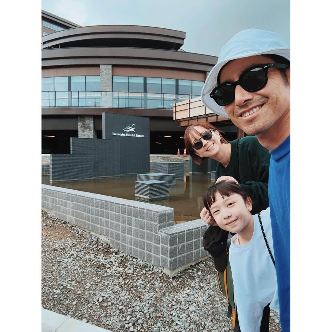 EMIさんのインスタグラム写真 - (EMIInstagram)「⭐︎ 実は先週 @ikenotaira.hotel へ行ってきました♡ リニューアルした新本館が凄すぎて終始感激〜✨ 新本館のお部屋素敵だったな〜！ 色々使い勝手が良く痒いところに手が届いていて 私的には子連れ旅には最高のお部屋でした🙏🏻✨ 2泊3日でお天気が☔️だったのですが、 ホテル内で十分に楽しめちゃうエリアが色々あって 大満足な旅でした🤭 少しづつ紹介させてもらいますね❣️ #池の平ホテル #白樺リゾート #emifamtrip」6月18日 19時56分 - emi_idea