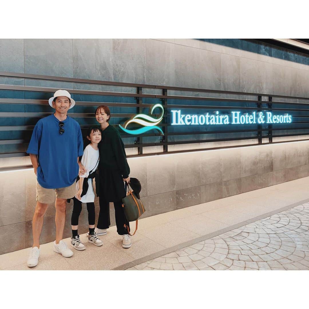 EMIのインスタグラム：「⭐︎ 実は先週 @ikenotaira.hotel へ行ってきました♡ リニューアルした新本館が凄すぎて終始感激〜✨ 新本館のお部屋素敵だったな〜！ 色々使い勝手が良く痒いところに手が届いていて 私的には子連れ旅には最高のお部屋でした🙏🏻✨ 2泊3日でお天気が☔️だったのですが、 ホテル内で十分に楽しめちゃうエリアが色々あって 大満足な旅でした🤭 少しづつ紹介させてもらいますね❣️ #池の平ホテル #白樺リゾート #emifamtrip」