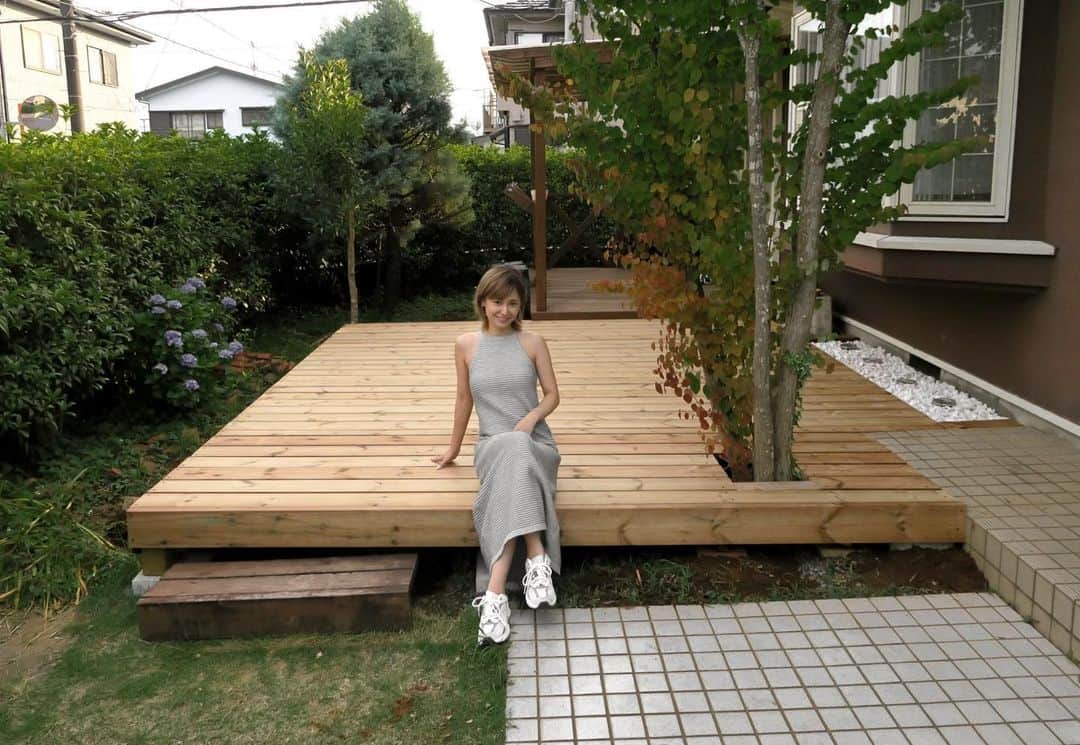 宮本沙恵のインスタグラム：「テラスがほぼ完成🫶 あとは左側にベンチを作ります！ . PENNY LANEはすごくお洒落なドッグカフェなの🐕 白くて大きいワンちゃんがいました🧡 もぅ本当に茨城癒されるんだが〜！🕊 #diy#ウッドデッキ#ガーデニング#サウナdiy」
