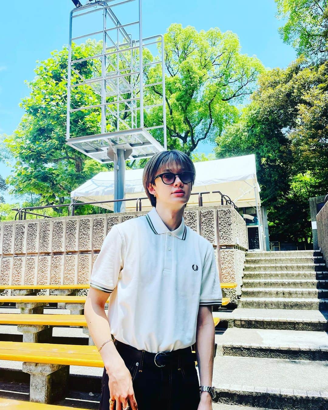 小川史記（FUMINORI）のインスタグラム：「👕✨🕺🏾🤝  2.3ヶ月前くらいに買ってやっと着た。  @fredperryjp  @fredperry」