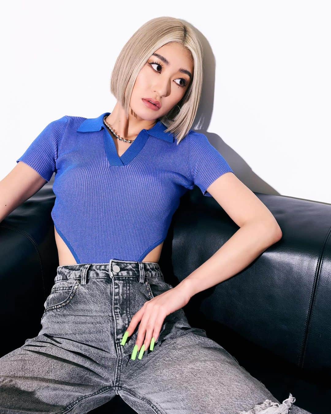 nutsのインスタグラム：「𝗕𝗟𝗢𝗡𝗗𝗘𝗬 × 𝗻𝘂𝘁𝘀 @blondey_official   リブニットボディスーツ ￥3,960  スタッズデニムパンツ ￥5,940  Model @maaya___0220   Photographer @yutomono9   Hairmake @toyoda_madoka」