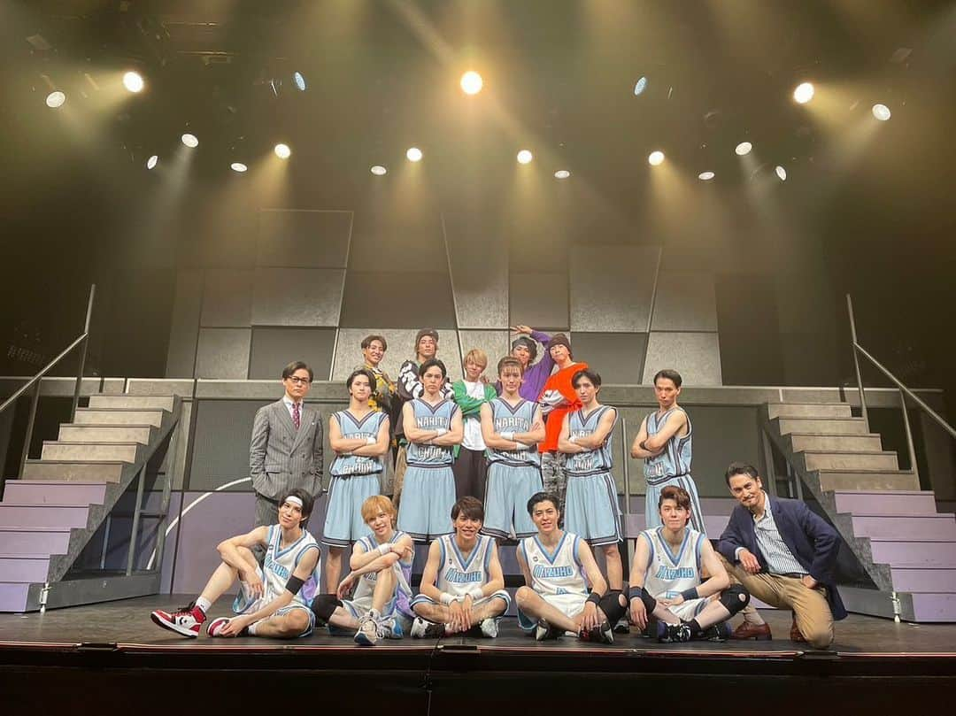 高木勝也のインスタグラム：「🏀  アグレッシブダンスステージ 『DEAR BOYS』  無事に全公演終了致しました。 ご来場下さった皆様、配信をご覧くださった皆様、応援して下さった皆様。  心からの感謝を申し上げます。  僕の場合は3年前から始まったこの試合。  稽古も含め、あのセリフ達を一体何回言ってきたんだろうか、、笑 開演前は必ず一通り全てのセリフを言ってから本番に入っていたので本当に数えきれない。その全てが愛おしいです。  色んな思い、背負うもの、氷室先生を演じるにあたって心に感じている思い、本当に本当に色んな事がありました。  でもこうして走り抜けてみると、その全てがあっという間に感じられています。「やり切った」こう思うことって滅多にというか、無いのですが、今回は不思議とそう感じています。  ずっと心のどこかにあったこの作品をやり遂げる事が出来ました。  前へ進む事ができます。  関係者の皆様 全スタッフの皆様 全ての共演者の皆様  そして  この作品を見届けて下さった方々に心からの大きな大きな感謝を。  千秋楽の朝、以前に撮っていた作品が完成したこと、マスコミ披露試写の案内が届きました。ちと、これはまたしっかりとお伝えさせてください。  こうして時間は進んでいきます。  一つ一つの作品や日常の出来事に真摯に向き合っていく事で、次の新しい一歩を踏み出せると思っています。そして、そうありたいと。  この先も変わらず。  アグレッシブダンスステージ 『DEAR BOYS』  この舞台での、この作品をお届けする事が出来ました。  本当に本当に。  ありがとうございました。 #dearboys  #瑞穂高校男子バスケ部  #顧問  #氷室義男  #高木勝也  #心からの感謝を」