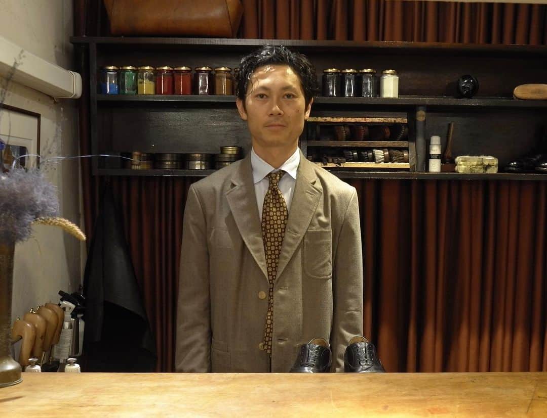 のインスタグラム：「【宣言】  おかげさまで本日Brift Hが開店して丸15年が経ちました。2008年6月18日に南青山でスタートしてから今まで多くのお客様と関係者、歴代のスタッフ、家族に支えられて今日という日を迎えられることに心から感謝いたします。  ここで正式にお伝えしますが、わたくし長谷川裕也は2024年4月30日を最終日として靴磨き職人を引退いたします。 いままで色々なメディアでは話してきてますが改めてどういう事かというのをこちらに書きたいと思います。長文なので興味ない方はぜひ飛ばしてください！  僕は20歳の春に東京駅の路上で靴磨きを始めました。お金がなくて所持金2000円ですぐにお金になる仕事ないかなと思って閃いたのが靴磨きでした。一人で始めるのは心細いので晃ちゃんという友人を誘って「路上で靴磨きしようぜ！」って二人で始めました。その後晃ちゃんは学業と自分の夢のために靴磨きは早々辞めてしまったけど（今は地元福島で夢を叶えてる！）僕はそのまま4年弱路上靴磨きをしてから今の地にBrift H を開業しました。 「日本の足元に革命を！」っていうのをモットーに靴磨き職人の地位を上げること、靴磨きの価値を上げることを第一に考えて今まで仕事をしてきました。  おかげさまで2017年に初開催されたロンドンでの靴磨き世界大会も優勝出来て、"人生は売名行為"が座右の銘である僕にうってつけのパワー称号を頂きましてそれをフル活用しより一層の靴磨き文化発展に全力で励んできました。そこからは「世界の足元に革命を！」と目を世界に向けて活動も意識してきました。  そして来年ぼくは40歳になるのを機に人生の半分を靴磨き職人としてやってきたので靴磨き職人は引退し40歳からは【靴磨き家】として靴磨きを芸術にするために活動をしていきます。 なんのこっちゃ！なんやねんそれ！って感じだと思いますが、僕はこの先の靴磨きの未来を大変危惧しているからこそいまやらないといけないと思ってます。  靴磨きが100年後も存在するものにするには靴磨きを道にしなければいけないのです。弓道だって茶道だって合気道だっていま生活で必要なものではないけども今も存在しているのはその道を通して自己研鑽が出来たり文化を学べるからだと思います。靴磨きも同じでこれから先、たとえば50年後に革靴履いてる人ってどんだけいるんでしょう。現代で着物を着ている人のようにスーツを着て仕事する人ってかなり少数になっていくと思います。なのでこのまま革靴の需要と共に靴磨きが存在してたら大変に危険であると思っているのです。 だからこそ誰かが道にしていく必要があると思ってます、というかそんなことしなくたって価値あるものは勝手に誰かが道にしていってくれるものなのかもしれませんが僕はやはり自分の人生を靴磨きに捧げると決めたからには自分でそれはやりたいと思ってます。 なので職人をやめ、次は靴磨きをまた違う次元に持っていくことをガンガンやっていきます。  要は何が言いたいかと申しますと「靴磨きはやめません」ということです。むしろ今まで以上にガンガン積極的に"靴磨き"というものに向き合っていきます。 何かを得るにはなにかを手放さなければならない。このまま店に立ってお客様と向き合って靴を精一杯磨くことはとても尊いことですしむちゃくちゃ大好きなことですが、それはもはや僕でなくても出来ることになってます。今働いてくれてる皆がいるし、世の中には沢山の素敵な靴磨き職人がいるのでそこではもはや僕が一線でやっていく意味がないと数年後前から思ってました（これはとってもありがたいことです。）  僕はいつだってわがままに生きたいので自分にしか出来ないことをやっていきたいんです、それを突き通して我がままに人生を全うしたいと思ってます。 経営だけに専念するの？とか靴磨きやめて違うことするのか？とよく聞かれますが全く逆でしてこれから益々靴磨きで挑戦していきます。  というわけで今のように皆様の靴を磨かせて頂くのもあと10ヶ月くらいとなりまして残りの靴磨き職人としての残り時間どうやって過ごそうかと考えたいのに色々と忙しくてプランが全然立ってません。ありがたいことに靴磨き大会も久々に復活できる年だしそっちも忙しくてなかなか自分勝手には動けませんが最後何かしら伝説は残していきたいと思ってます。  なんかこんなとこで靴磨きやってよ！とか伝説案件あればお待ちしてますのでお気軽に声かけてください。  最後に。靴磨き職人引退というのが大変に誤解を招く表現なので改めてこういう宣言をさせてもらいましたが、僕もこの先具体的に何か決めてるわけではないのでぜひ皆様にはそっと僕の人生を賭けた世界の足元革命を「またあいつなんかやってるよ」くらいで見てとらえれると幸いです。  というわけでそんな感じでよろしくお願いします。長文で駄文失礼しました！  #世界の足元に革命を　#長谷川裕也の宣言」