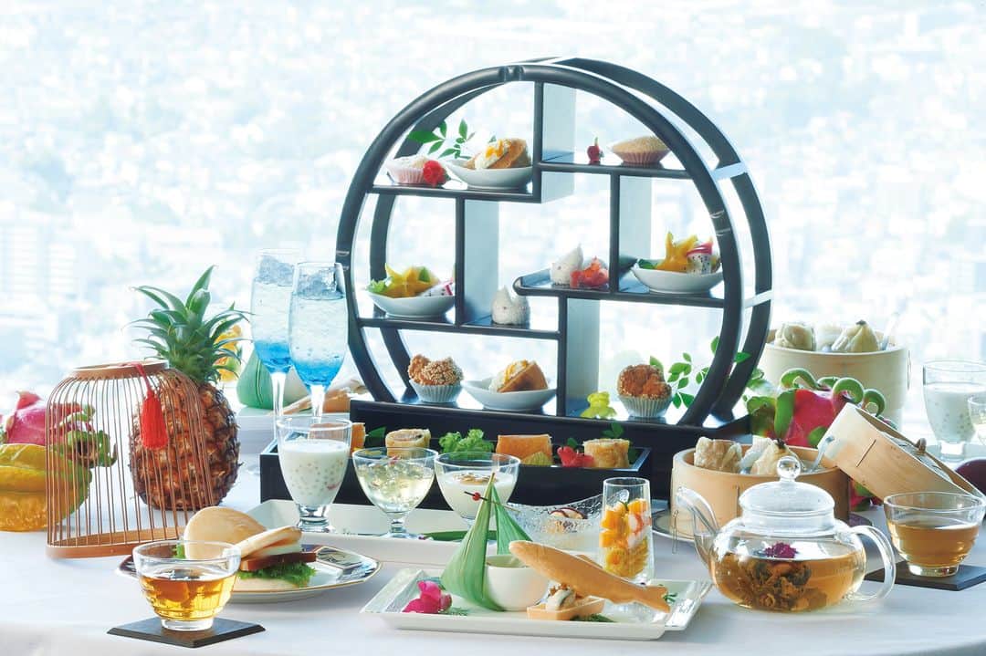 横浜ロイヤルパークホテルのインスタグラム：「… 68Fに位置する中国料理「皇苑」 横浜の広大な景色とともにチャイニーズアフタヌーンティーをお愉しみいただけます🫖  7-8月のテーマは「南国フルーツと夕涼の刻」 マンゴーソースのかかった蒸しカステラや、パッションフルーツ風味の杏仁豆腐など、リゾート感あふれるラインナップです🍍  個性豊かな中国茶6種類を含む多彩なお飲み物と併せて、優雅な午後をお過ごしください🍵  ～ 🫖Afternoon Tea 「チャイニーズアフタヌーンティー ー南国フルーツと夕涼の刻ー」 期間：2023.7.01[土]～2023.8.31[木] 　　　※8.14[月]-15[火]を除く平日限定 料金：5,800円(税サ込) ～  🍽️RESTAURANT info🍽️───── 68F 中国料理「皇苑」 ☎045-221-1155（レストラン予約 10:00～19:00）  ■営業時間 2時間制 [平日]13:30～14:30 最終入店  ■定休日 祝日を除く木曜日 ────────────────  … 空と隣り合う「横浜ロイヤルパークホテル」 @yokohamaroyalparkhotel  #横浜ロイヤルパークホテル #yokohamaroyalparkhotel #royalparkhoteljp #ロイパ #横浜ロイパ #横浜ランドマークタワー #ランドマークタワー #ホテル #hotel #ラグジュアリーホテル #luxuryhotel #横浜ホテル #みなとみらいホテル #神奈川ホテル #国内旅行 #横浜旅行 #横浜観光 #みなとみらい観光 #myyokohama #travel_japan #travel_jp #yokohamatrip #yokohamatravel #yokohamahotel #ホテルアフタヌーンティー #横浜アフタヌーンティー #みなとみらいアフタヌーンティー #ヌン活 #アフタヌーンティー #アフタヌーンティー巡り」
