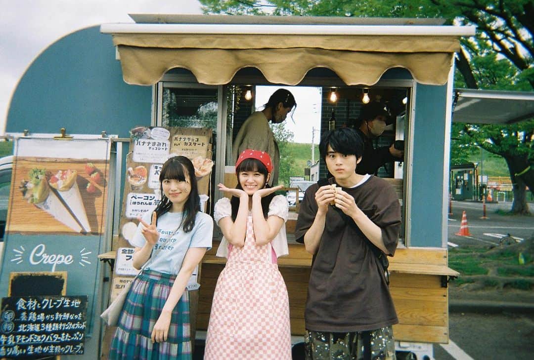 のインスタグラム：「🍭 #スイモラ オフショット 📸  りんごちゃんが作ったクレープをもぐもぐする心😋 一緒に来ていた吉崎さんのほっぺにはまだクリームが...！👀  Photo by 頃安監督📷  ／ 🍭#スイートモラトリアム 🍭 第4話をTVerで無料配信中!!📢✨ #Paravi #UNEXT で第5話先行配信中📡 ＼  #心のびっくり顔😳 #鈴鹿央士 #小西桜子 #田辺桃子 #毎週火曜深夜24時58分から放送中!! #tbs #ドラマストリーム #マンガボックス #新ドラマ #ドラマ #TBSドラマ」