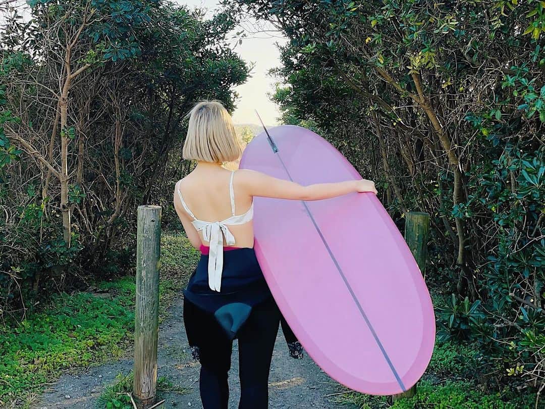 牧野広実のインスタグラム：「⑅◡̈*  　　　　 完全に海不足…🌊　　　 暑くなってきたし早く海入りたいよー！！！　　　　　 　　　　　 　　　　　 #surfing #surfgirl #mellowwetsuits #searoomlynn #サーフィン #サーフィン女子」