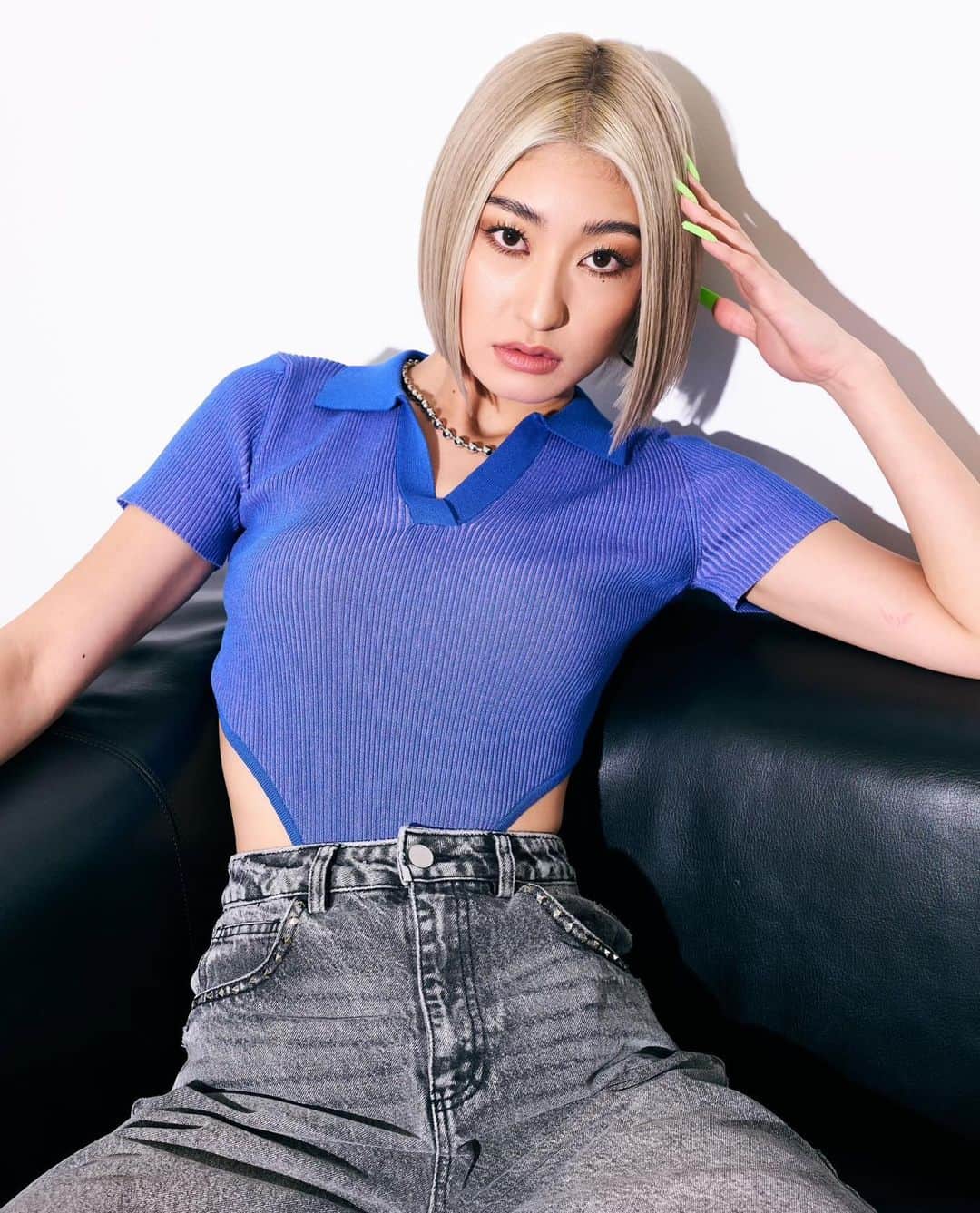 nutsのインスタグラム：「𝗕𝗟𝗢𝗡𝗗𝗘𝗬 × 𝗻𝘂𝘁𝘀 @blondey_official   リブニットボディスーツ ￥3,960  スタッズデニムパンツ ￥5,940  Model @maaya___0220   Photographer @yutomono9   Hairmake @toyoda_madoka」