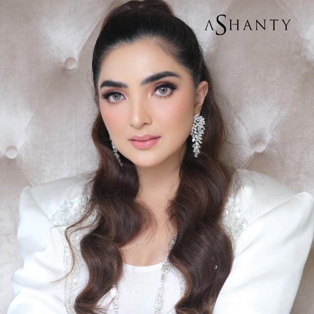 ASHANTY BEAUTY CREAM OFFICIALのインスタグラム：「“Never lose an opportunity of seeing anything beautiful, for beauty is God’s handwriting.” —Ralph Waldo Emerson  Happy Sunday Everyone! 🥰  #ashantycosmetics #ashanty_ash #cosmetics #cosmetic #makeuptutorial #rekomendasimakeup #makeuplover #lokalmakeup #makeupnatural #makeuplooks」
