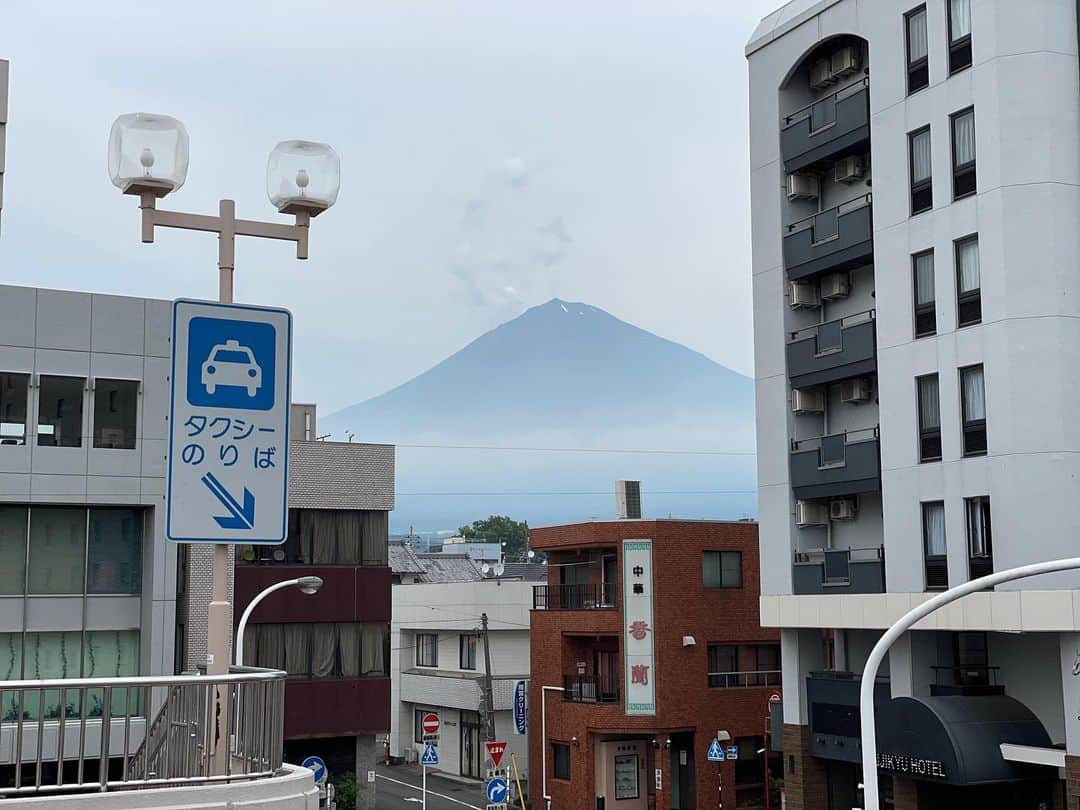 甲斐みのりさんのインスタグラム写真 - (甲斐みのりInstagram)「・ 富士宮駅から仰ぐ富士山。 浮世絵のようでした。  #みやめぐり #静岡新幹線富士山」6月18日 20時02分 - minori_loule