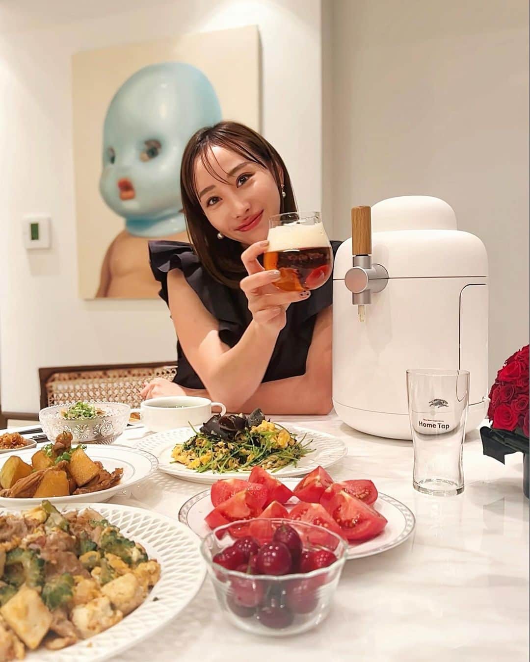 秋倉諒子のインスタグラム：「感謝の気持ちを込めて 料理も沢山作って 父の日にホームタップで乾杯!!🍻  ホームタップがお家に来てから、2人で晩酌をする様に✨ 泡がきめ細かくて、本格的な生ビールが自宅で飲めて 至福の時間が過ごせるから本当に嬉しいです♪ デザインが可愛いからインテリアとしてもキュートだし、 簡単に使えてこんなに美味しいなら 一家に一台推奨したいくらい😋  うちのお父さんとも 感謝の気持ちを込めて乾杯したいです🥹💐  @kirin_brewery  #PR#父の日#ビールサーバーがある夏 #ホームビアガーデン #キリンホームタップ #夢の1ヶ月お試しプラン」