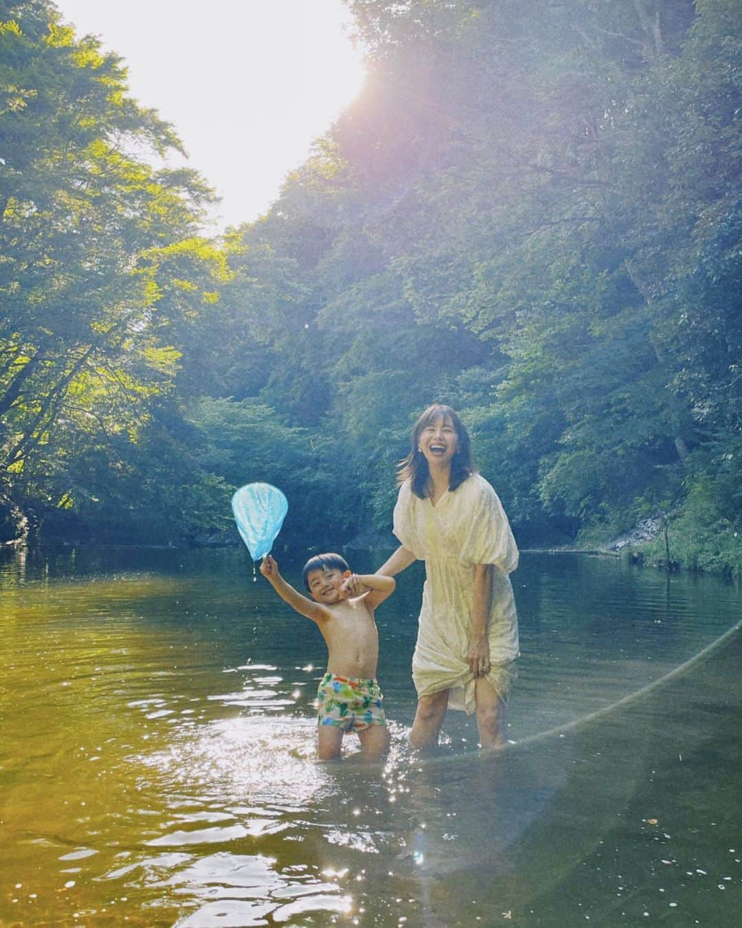 日下部ゆいこのインスタグラム：「. . グランピング地すぐの プライベートビーチならぬ プライベートリバー。 . . 大興奮の子供達は 永遠に遊ぶ勢いで 母の膀胱に限界が来て 帰ろうと言っても帰らず。笑 . . 何回拝み倒したか。笑 . . #グランピング#川遊び#旅行#旅#家族旅行#男の子#男の子ママ#男の子兄弟#5歳#2歳」