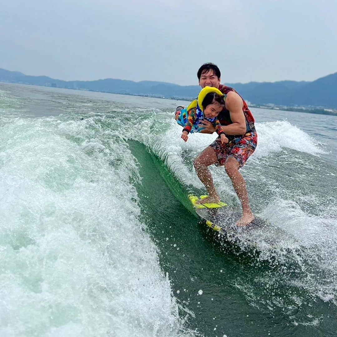 嵜本将光 さんのインスタグラム写真 - (嵜本将光 Instagram)「⁡ ⁡ 本格的シーズンイン🏄‍♂️ ⁡ ⁡ 今年は息子も怖がらずに 何度もおかわりするようになった🤙 ⁡ ⁡ 来年は1人でtryさせれるかな😁 ⁡ ⁡ ⁡ #琵琶湖 #wakesurfing #axiswake #パパと息子」6月18日 20時12分 - masamitsu_sakimoto