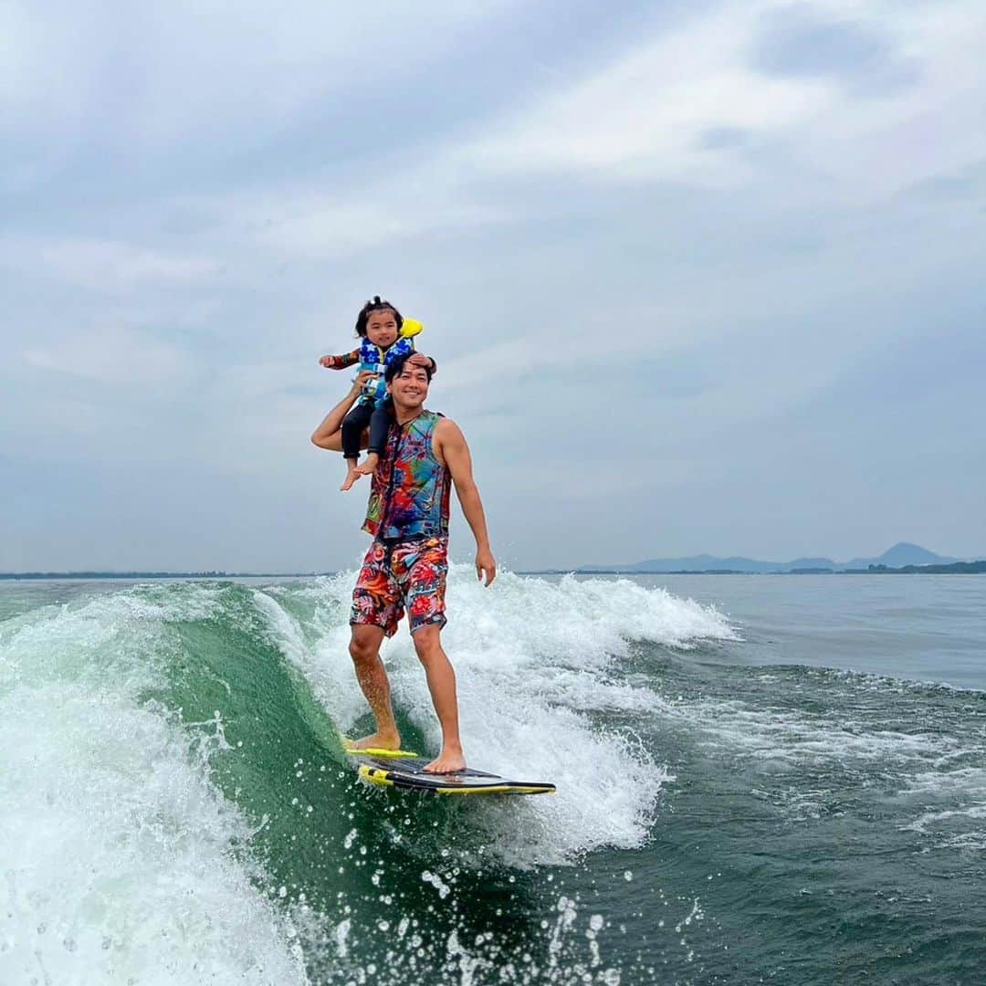 嵜本将光 さんのインスタグラム写真 - (嵜本将光 Instagram)「⁡ ⁡ 本格的シーズンイン🏄‍♂️ ⁡ ⁡ 今年は息子も怖がらずに 何度もおかわりするようになった🤙 ⁡ ⁡ 来年は1人でtryさせれるかな😁 ⁡ ⁡ ⁡ #琵琶湖 #wakesurfing #axiswake #パパと息子」6月18日 20時12分 - masamitsu_sakimoto