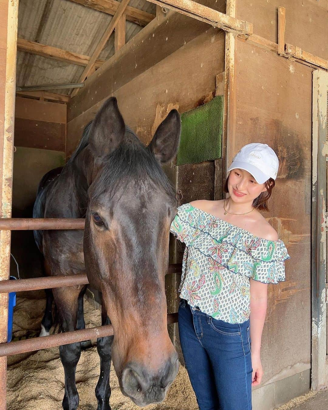 西野沙瑛さんのインスタグラム写真 - (西野沙瑛Instagram)「- 初めての乗馬🐎 姉がハマってて連れてきてもらった🐴 歩いてるだけなのに、馬が暴れたらどうしようって少しヒヤヒヤした🫢 走る馬に乗る騎手ってすごいなって思った😂  #乗馬 #乗馬クラブ #乗馬女子」6月18日 20時13分 - sae_golf