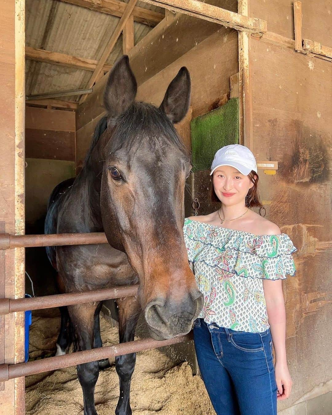 西野沙瑛のインスタグラム：「- 初めての乗馬🐎 姉がハマってて連れてきてもらった🐴 歩いてるだけなのに、馬が暴れたらどうしようって少しヒヤヒヤした🫢 走る馬に乗る騎手ってすごいなって思った😂  #乗馬 #乗馬クラブ #乗馬女子」