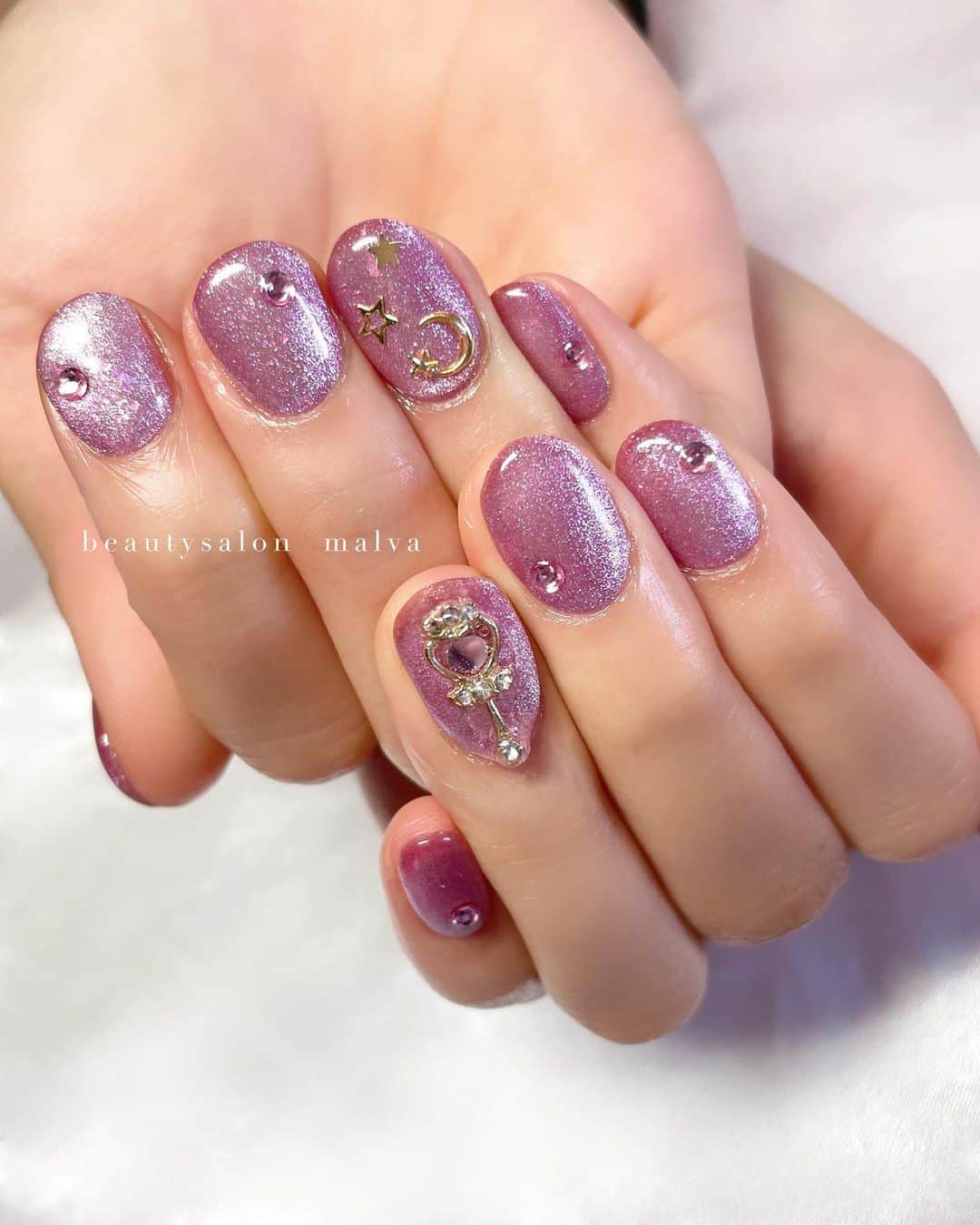 nailsalon malva（ネイルサロンマルヴァ）のインスタグラム：「【ムーンスタイル 〜選べる推しカラーカラーネイル〜】でご予約可能🉑 インスタを見て来てくださったお客様🩷 ⁡ ムーンスタイルの中ではこちらのカラーが大人気です🩷 短めの爪でも十分存在感のあるネイルになります💅 ⁡ ＿＿＿＿＿＿＿＿＿＿＿＿＿ ⁡ ⁡ 𝐛𝐞𝐚𝐮𝐭𝐲𝐬𝐚𝐥𝐨𝐧 𝐦𝐚𝐥𝐯𝐚⠀ 📍明治神宮前駅｜原宿駅　徒歩𝟑分 ⠀ 💬ご予約やお問い合わせ 𝐋𝐈𝐍𝐄から承っております @ 𝐦𝐚𝐥𝐯𝐚 ⁡ お気軽にご連絡ください♡ ⁡ ⁡ ＿＿＿＿＿＿＿＿＿＿＿＿＿＿ ⁡ ▸ジェルネイル｜スカルプ｜ケア ▸まつげカール｜まつげエクステ ▸ハーブよもぎ蒸し ▸ワックス脱毛 ⁡ ⁡ \ アシスタント募集中💁‍♀️ / ⁡ ▸リモート可オンラインの画像動画制作アシスタント ▸サロンワーク全般アシスタント ⁡ ⁡ ⁡ ⁡ ⁡ ⁡  #マグネットネイル #マグネットネイルデザイン #ピンクネイル #malva #malvaネイル #ガーリーネイル #月ネイル #パーツネイル  #nails #原宿ネイル #上品ネイル  #表参道ネイル #東京ネイルサロン　#明治神宮前ネイル #新宿ネイル #千駄ヶ谷ネイル #池袋ネイル #harajukunails #tokyonails #tokyonailsalon ⁡」