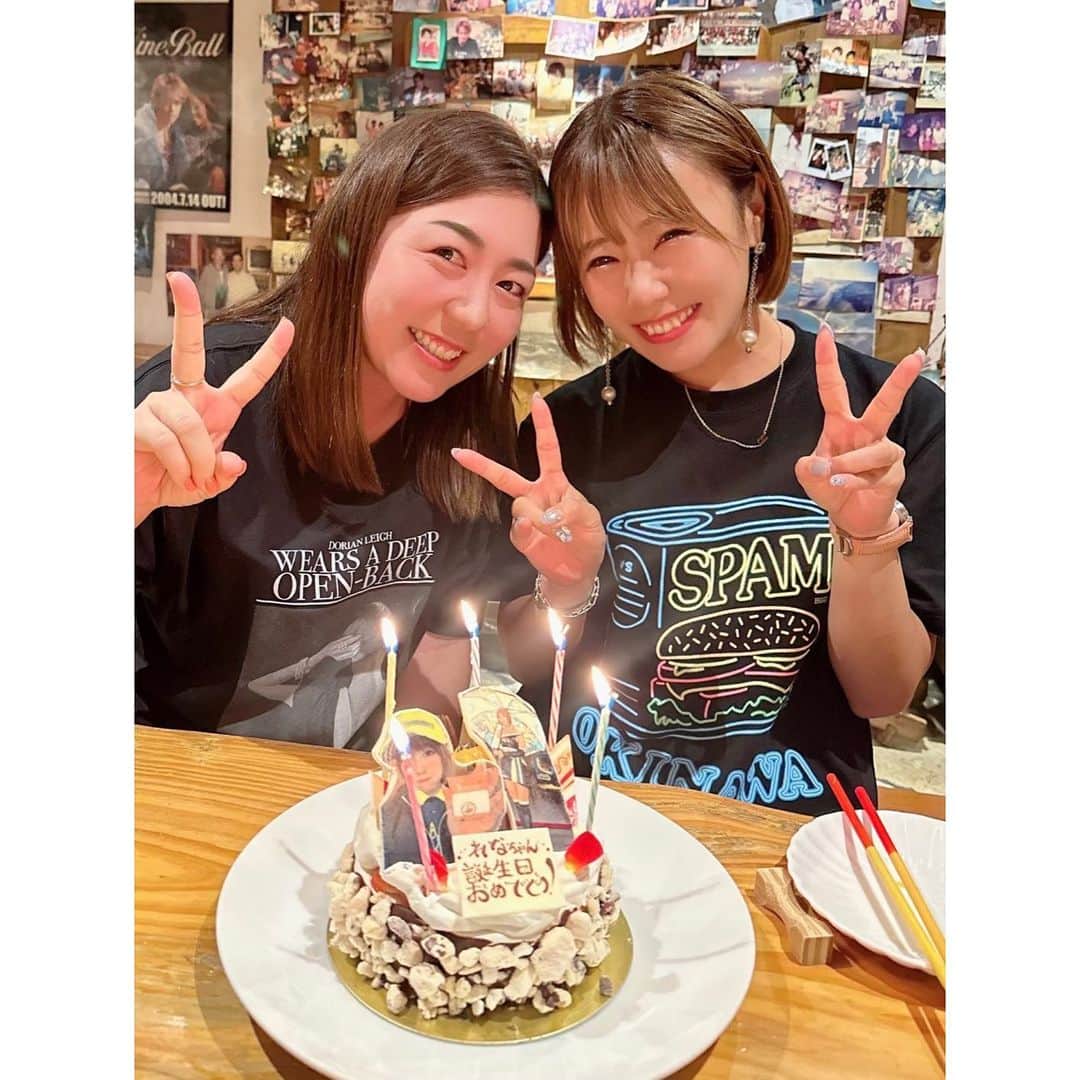 清原怜奈のインスタグラム：「楽しすぎた沖縄♡ 沢山お祝いしてもらえて感動しました🥹♡  自分の顔のケーキでお祝いなんて初めてすぎたよ😭感動🥺感動😍感動😭めっちゃくちゃ嬉しかった(*≧∀≦*)🎂  糖質オフケーキ🎂 自分の顔はホワイトチョコで本当美味しかった✨🥳  みかちゃん♡ 地元のお友達や親友やお友達のお店も沢山紹介してくれて本当に嬉しいなぁ🥰感謝🥲  何処も美味しいし、おしゃれやし、みんないい人ばかりやし、とにかく幸せで最高すぎました❣️  ゴルフも沢山出来て嬉しかった‼️ めっちゃ緊張したけど🤣🤣🤣  プレゼントもめっちゃ良くて愛用してます♡ いつも 本当に本当にありがとう😍  こんなにも幸せすぎるお誕生日祝いありがとう😍  #沖縄  #沖縄合宿  #お誕生日祝い  #お誕生日祝いありがとう  #写真ケーキ  #めっちゃ感動  #ゴルフ女子  #プロゴルファー  #宮里美香 プロ #⛳️  #ハブ酒  #🐍 🤣 #毎日飲みすぎて  #顔パンパン  #目が開かない  #浮腫放題  #飲んだくれた 🤣 #ゴルフ女子  #本当ありがとう #出会に感謝」