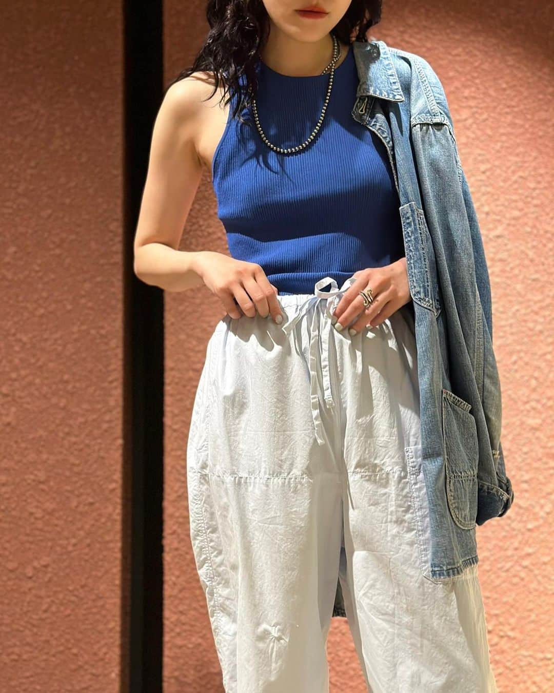 6(ROKU) OFFICIALさんのインスタグラム写真 - (6(ROKU) OFFICIALInstagram)「-  6 polyester rayon rib  tank top ¥13,200- tax in  ＠lemaire pants ¥103,400- tax in  @lemaire_official sandals ¥78,100- tax in  #roku #lemaire」6月18日 20時07分 - 6______roku