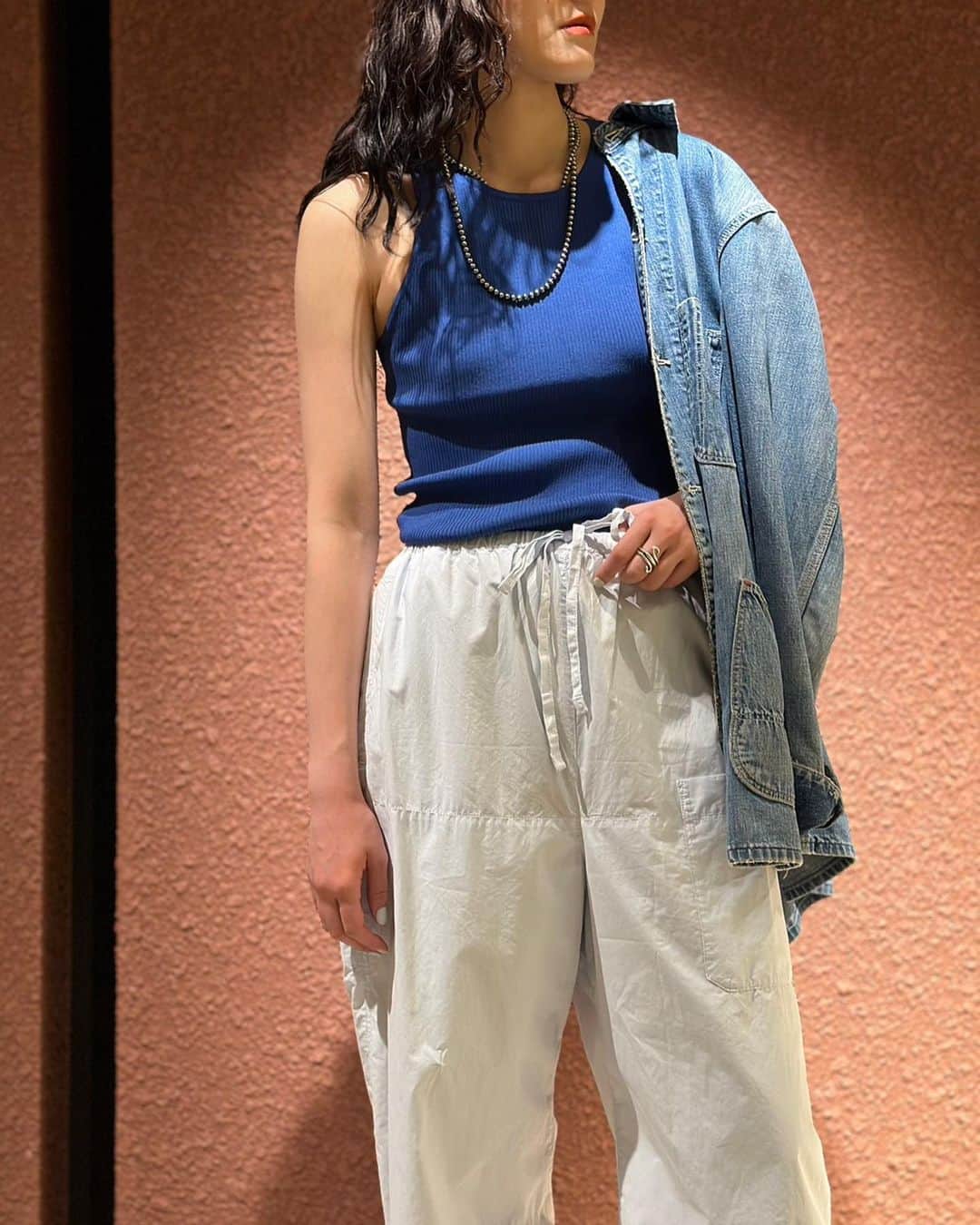 6(ROKU) OFFICIALさんのインスタグラム写真 - (6(ROKU) OFFICIALInstagram)「-  6 polyester rayon rib  tank top ¥13,200- tax in  ＠lemaire pants ¥103,400- tax in  @lemaire_official sandals ¥78,100- tax in  #roku #lemaire」6月18日 20時07分 - 6______roku