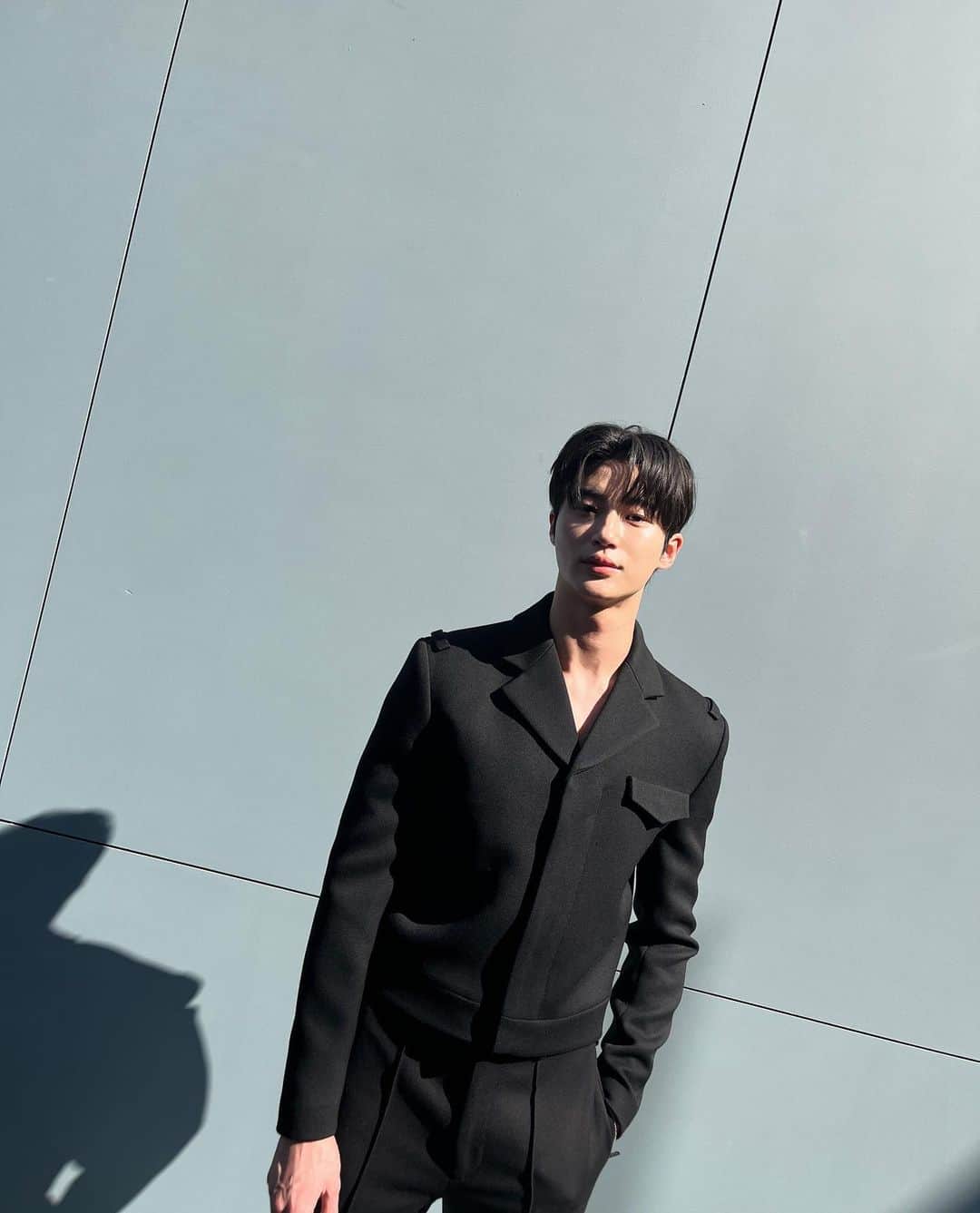 のインスタグラム：「#광고 @prada #PradaSS24 미우치아 프라다와 라프 시몬스가 함께하는 프라다 SS24 남성복 컬렉션, 오늘 밤 9시 프라다 닷컴을 통하여 함께 보실 수 있습니다 :) 같이 봐용☺️」