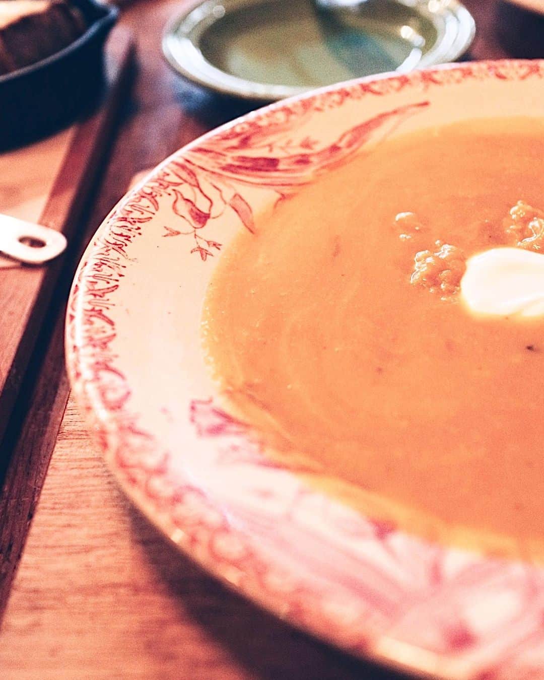 五島夕夏さんのインスタグラム写真 - (五島夕夏Instagram)「念願の…🥕🎃🍠  野菜に顔をうずめたみたいな、 ほんとうの甘いってこういうことだ！みたいな  スープって味わいだけじゃなくて 存在そのものが特別だよねえ💐 絵本にもたくさん登場する。  正円みたいに丸い顔ですが、幸せな気持ちです〜。  @pedibusjambus   #pedibusjambus #祐天寺 #祐天寺駅 #祐天寺スープ #スープ #かぼちゃスープ #栗のスープ #祐天寺グルメ #祐天寺カフェ」6月18日 20時08分 - goto_yuuka