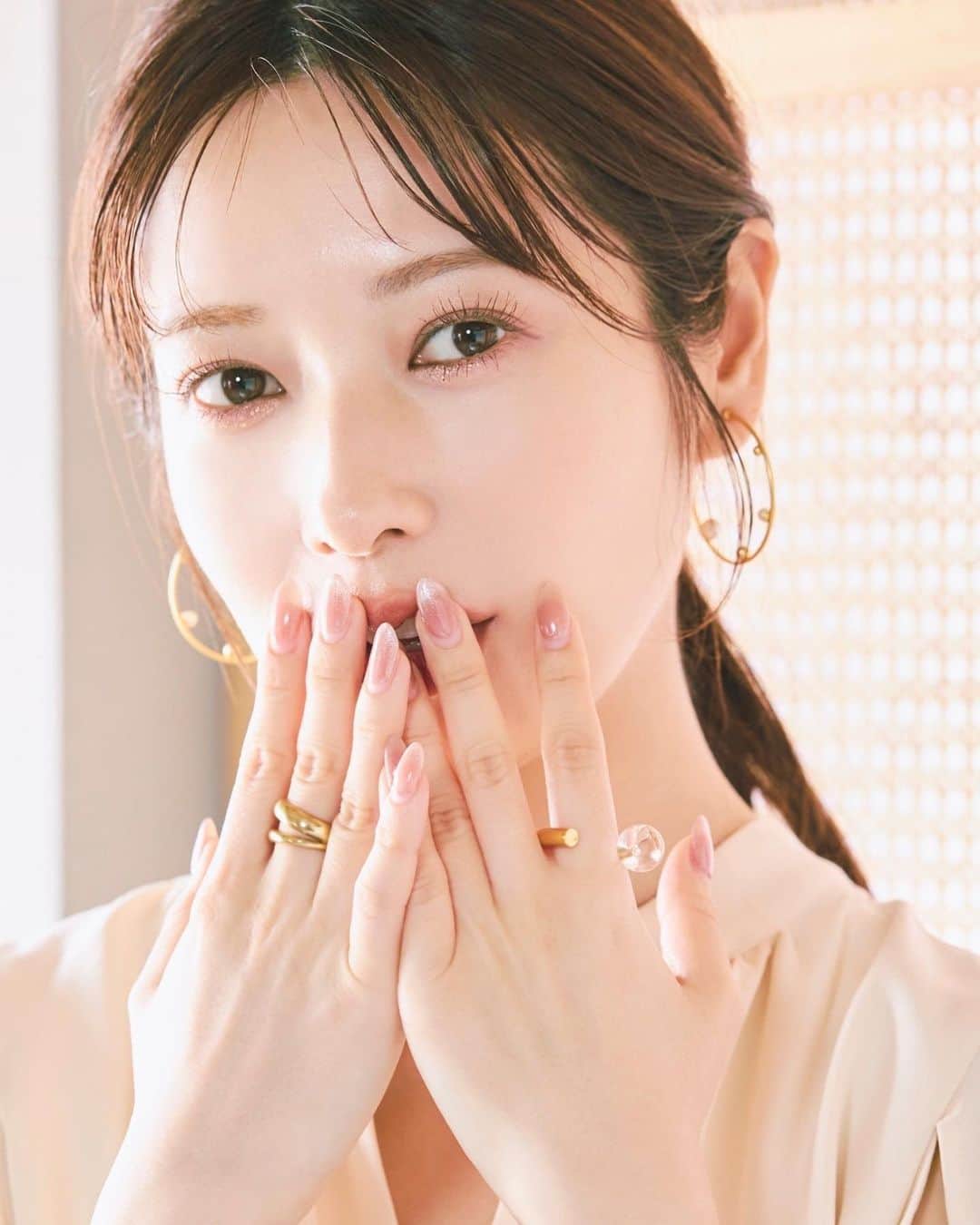 のインスタグラム：「この日のメイクはツヤ感も勿論 意識しつつ目元にラメいれてるんるんだよ♡💖 ⁡ ネイルもなんだけど最近はシンプルが大好きで だけど、ツヤっとキラッと感はマストで いつもわがままな注文なんですけど  @akane.4.8さんに可愛くしてもらってます🥺 ⁡ ネイルは先端にマグネットを集めてなるべく 光を沢山集めるようなイメージをしました 私が化粧したりネイルするのにツヤとキラッと感は 一生外せないな〜♡♡♡ ⁡ 同じツヤキラ好きちゃんいる？🪄 ⁡ ⁡ #メイク #今日のメイク #ゆったんメイク #ネイル #ゆったんネイル #斉藤優里 #ゆったん」