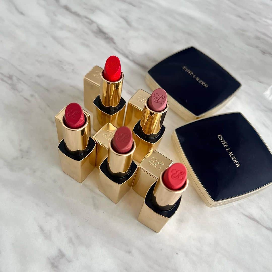 のインスタグラム：「そろえてGET💄  エスティーローダーのコスメ 品が出せる質感だし、持っててアガるから好き〜〜  色は左上から330、816 420、440、600  （物撮りがんばりましたりなちゃん）  #esteelauder #エスティーローダー #リップ」