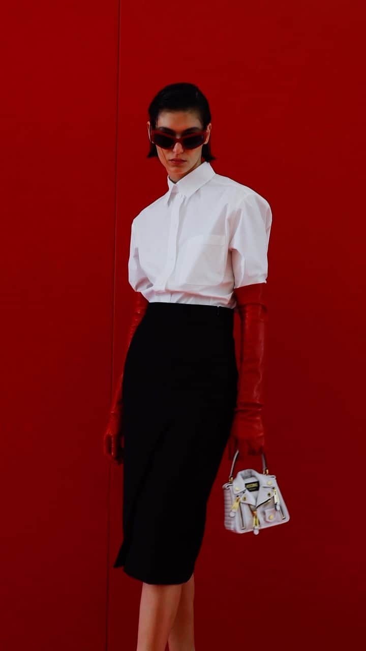 Moschinoのインスタグラム：「100% PURE MOSCHINO   Get your first glimpse at our womenswear looks for Pre-Spring 2024, available to buy sooner than you think.   Styling by the Welch's @thewelchscreative Video by @blackelephant_ac  #Moschino #MoschinoResort24」