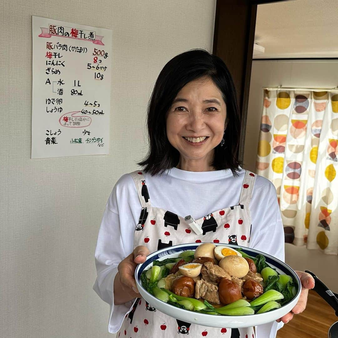 宮崎美子さんのインスタグラム写真 - (宮崎美子Instagram)「皆さん、こんばんは。  暑い☀️暑い💦暑い😵 ですが、いかがお過ごしでしょうか？  今日はそんな暑い日に是非、みなさんに食べていただきたい『豚肉の梅干し煮』をご紹介です。  本日、公開したYouTubeよしよし。では、こちらのお料理を紹介しております。  梅干しで、塩分チャージし、豚肉でしっかりとタンパク質を摂取できます。  夏バテ防止です。  ぜひ、ご参考に。  おまけ  こちらのビールは熊本空港で限定販売のビールです。 普通のビールとは一味違った、熊本名産のあるフルーツが粒々で入ったビール『つぶつぶビール』なのです。 どうやって、缶の中のつぶつぶを残さずビールを飲むか…振るわけにもいかないし…  #料理 #レシピ #梅干し #豚肉レシピ #夏バテ #熊本空港 #地ビール」6月18日 20時12分 - miyazakiyoshiko.official