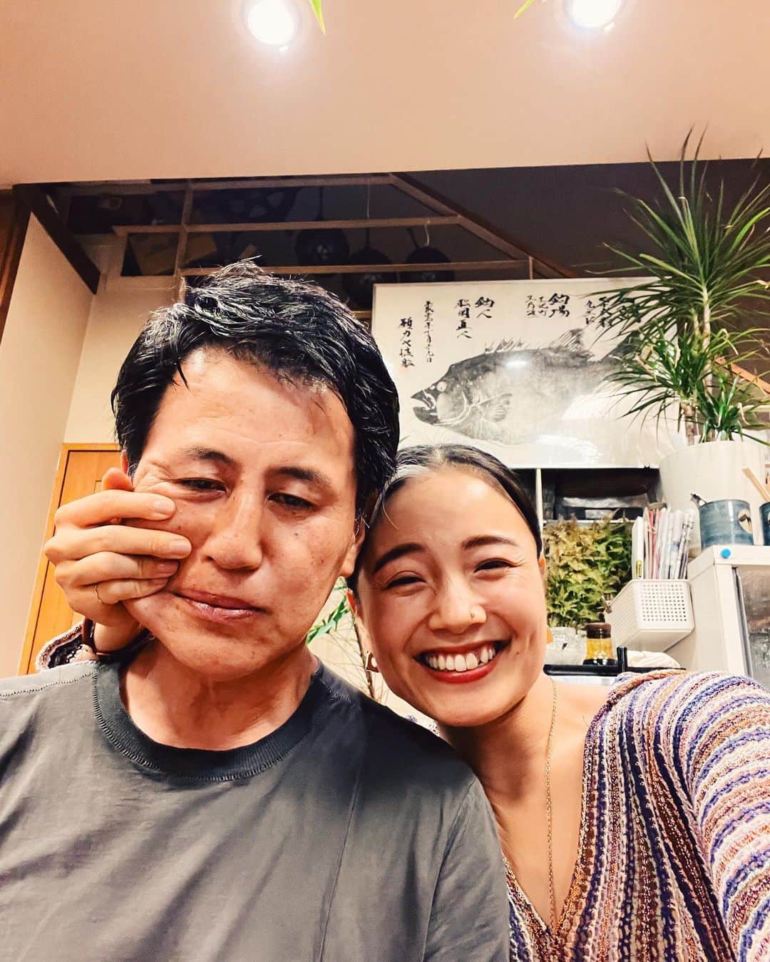 屬美於のインスタグラム：「記念日でした❤️🌝  去年の今頃はイギリスと日本で遠距離していたので、テレビ電話ごしに乾杯してご飯を一緒に食べました。  いつも、私の夢を応援してくれてありがとうございます💐  一緒に今居れる時間が当たり前じゃないと毎日思います。  これからも2人で人生を謳歌できますように☺️🫶💕  #新月のお願い事」