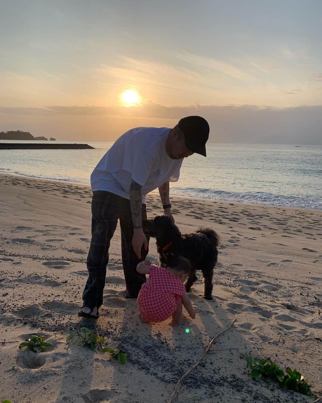 ANNA のインスタグラム：「Happy Father's Day🩵🩵 いつも沢山笑わせてくれるパパ✨ 色んなところに連れて行ってくれるパパ✨ 娘にとって、あなたはきっと世界一のパパ🏆✨  #happyfathersday #1dad」