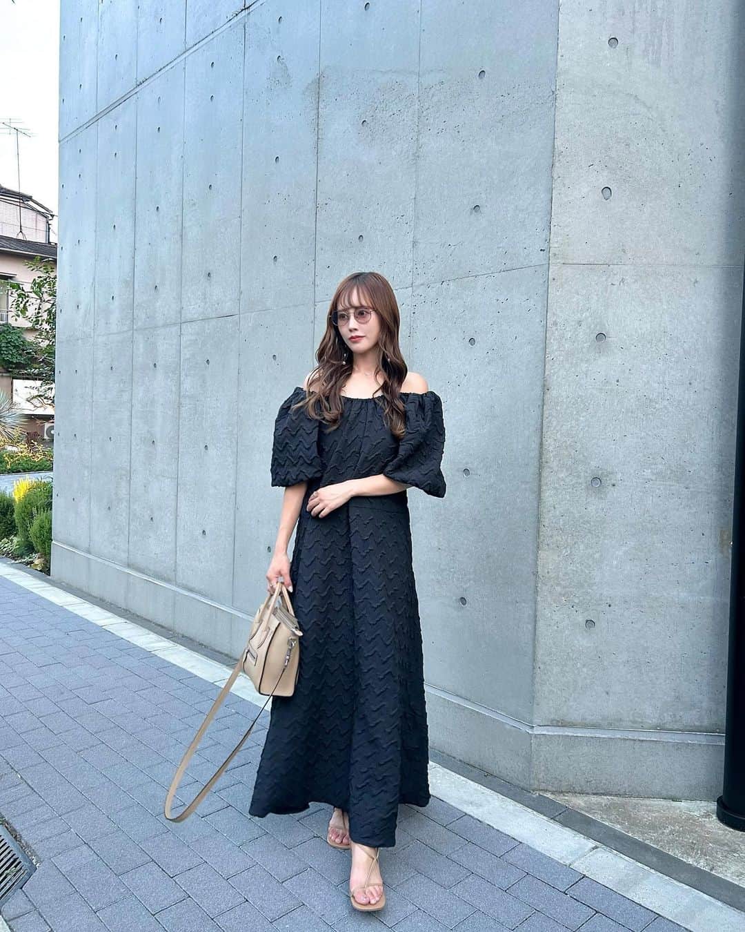 のインスタグラム：「⁡ ボリュームがあってオフショルにできる お気に入りのワンピース🦨🖤 ⁡ ⁡ @amail_official  ⁡ ⁡ ⁡ ⁡ ⁡ #オフショル#ワンピース」