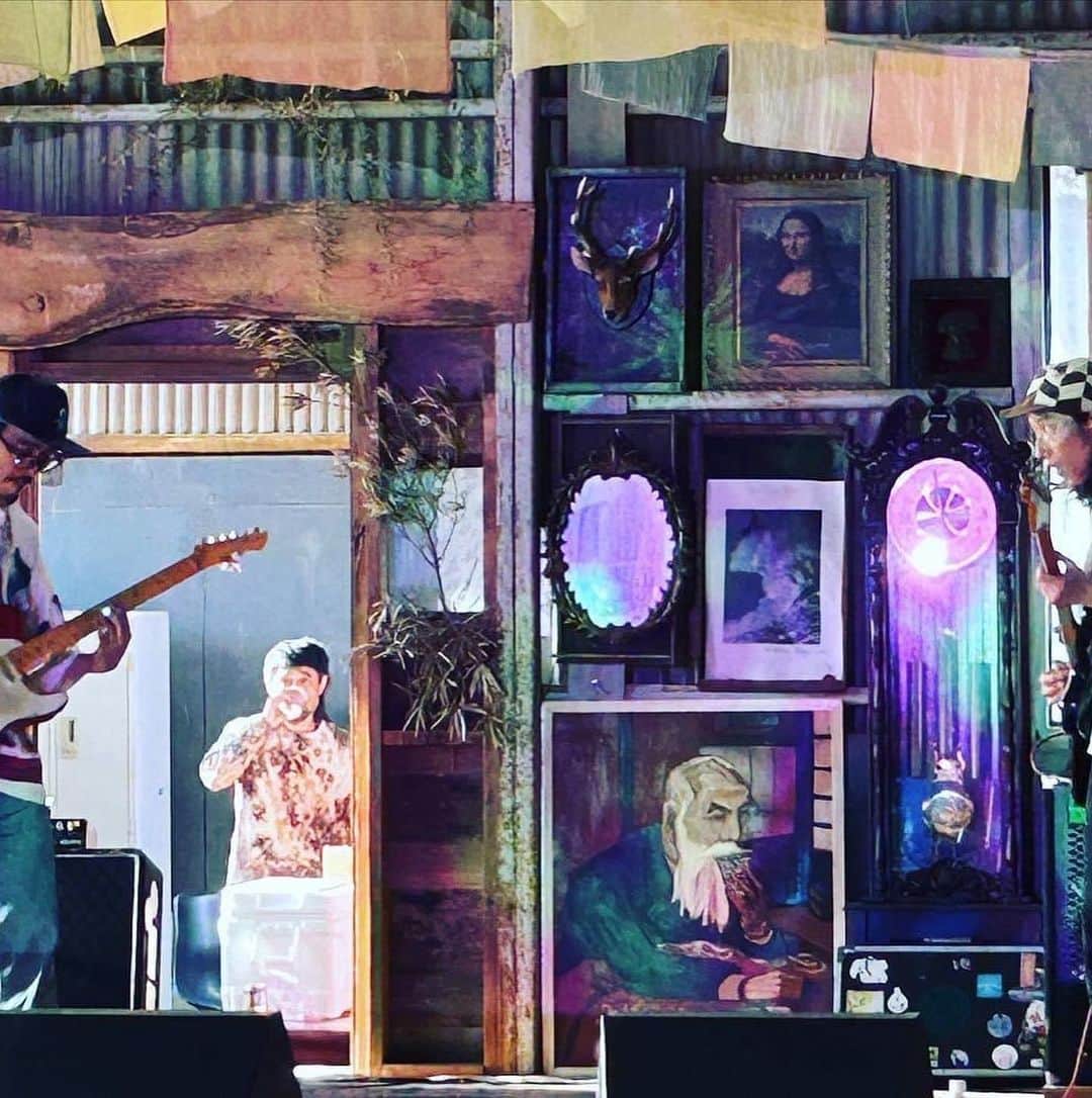 三宅洋平のインスタグラム：「去る6/4のつるぎ音楽祭を回顧。  旧知の仲間たちとの邂逅。トシゾーは元(仮)ALBATRUS最古のメンバー。佐藤さんは俺たちが遊ばせてもらってた頃の渋谷ROOMの店長。 そしてcro-magnonとは一体いつぶりだろうかと言う『東京タイムス』を。 VJのoverheadsタカヨシ君とは今後の話も。犬式のツアーにも誘いたいと妄想。予算組み的に全箇所は無理かもだけど。 出店含めてクオリティ高くて、四国のふんどし学会の重鎮2人も参上。 天草、yoleyoleのコータン、改めて主催、極楽様でした。打ち上げまで最幸。  四国の山側も盛り上がってきています。瀬戸内海を越えて、あっちやこっちで繋がりまくっていきましょう。 🏴‍☠️  #徳島 #三好 #つるぎ」
