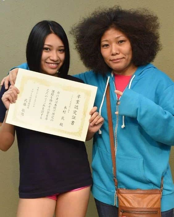 ハナキムラファンのインスタグラム：「Hana holding her graduation cerificate with her mother, Kyoko . . #hanakimura #木村花 #rememberhana #kyokokimura」