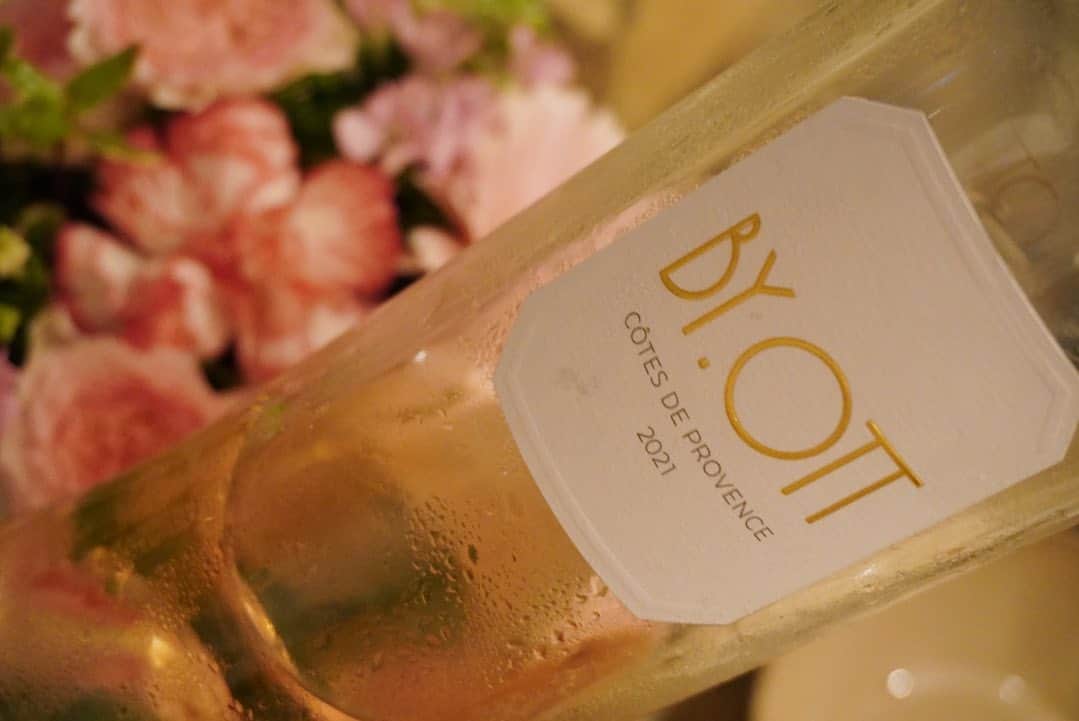 izu（出岡美咲）さんのインスタグラム写真 - (izu（出岡美咲）Instagram)「先日の、お家ご飯。 皆んなが笑顔で、暖かい時間。  友達との時間は 心が満たされたり、癒されたり、明日の活力になったり。 '大人って良いな'って思わせてくれる わたしにとってとても必要なひととき。  #おうちご飯 #rose #wine」6月18日 20時18分 - izu_stagram