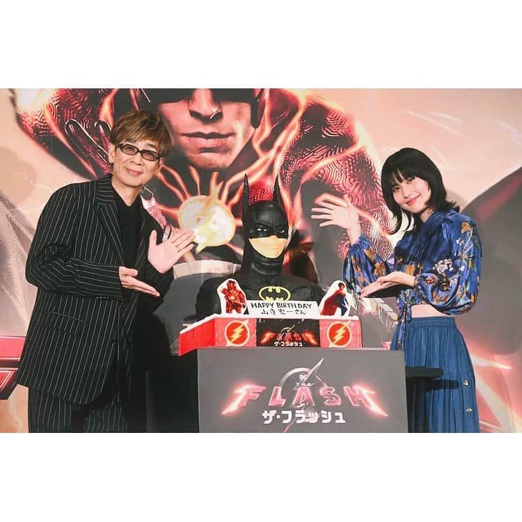 橋本愛さんのインスタグラム写真 - (橋本愛Instagram)「映画「THE FLASH」公開しました。  私はスーパーガール、 カーラの声を吹き替えさせていただきました。  演じている役者さん(サッシャ・カジェさん)の声のトーン、声質、声の響き、声の圧になんとか近づけるよう、 声帯のトレーニングをして臨みました。  声色だけでなく、私の体の中にもカーラの魂を入れるのは通常のお芝居と変わりませんでしたが、 画面からカーラの機微を最大限受け取り、それを声に還元してお返しするような、そんな循環を感じながらお芝居するのは初めてで、とても、とても楽しかったです。  (完成披露で山寺さんのお誕生日をお祝い…！山寺さん、おめでとうございました！！)」6月18日 20時19分 - ai__hashimoto