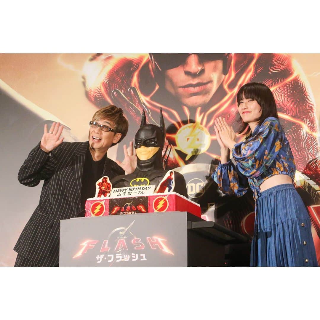 橋本愛さんのインスタグラム写真 - (橋本愛Instagram)「映画「THE FLASH」公開しました。  私はスーパーガール、 カーラの声を吹き替えさせていただきました。  演じている役者さん(サッシャ・カジェさん)の声のトーン、声質、声の響き、声の圧になんとか近づけるよう、 声帯のトレーニングをして臨みました。  声色だけでなく、私の体の中にもカーラの魂を入れるのは通常のお芝居と変わりませんでしたが、 画面からカーラの機微を最大限受け取り、それを声に還元してお返しするような、そんな循環を感じながらお芝居するのは初めてで、とても、とても楽しかったです。  (完成披露で山寺さんのお誕生日をお祝い…！山寺さん、おめでとうございました！！)」6月18日 20時19分 - ai__hashimoto