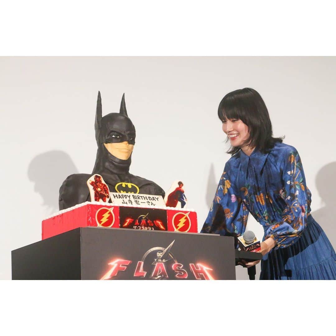 橋本愛さんのインスタグラム写真 - (橋本愛Instagram)「映画「THE FLASH」公開しました。  私はスーパーガール、 カーラの声を吹き替えさせていただきました。  演じている役者さん(サッシャ・カジェさん)の声のトーン、声質、声の響き、声の圧になんとか近づけるよう、 声帯のトレーニングをして臨みました。  声色だけでなく、私の体の中にもカーラの魂を入れるのは通常のお芝居と変わりませんでしたが、 画面からカーラの機微を最大限受け取り、それを声に還元してお返しするような、そんな循環を感じながらお芝居するのは初めてで、とても、とても楽しかったです。  (完成披露で山寺さんのお誕生日をお祝い…！山寺さん、おめでとうございました！！)」6月18日 20時19分 - ai__hashimoto